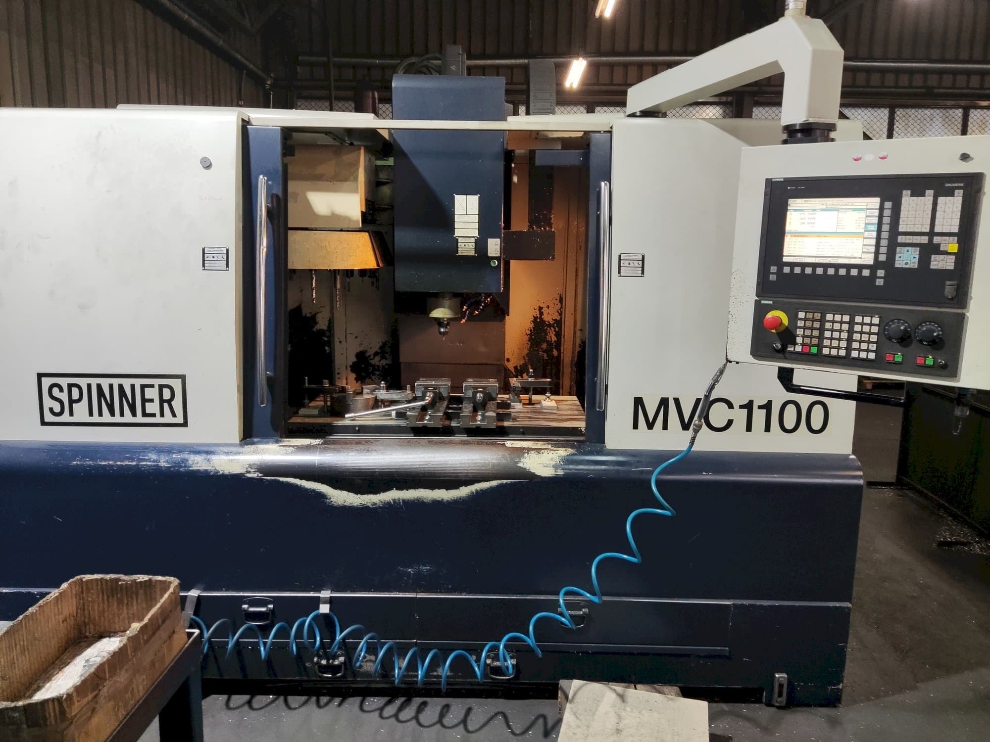 Koneen SPINNER MVC-1100 etunäkymä
