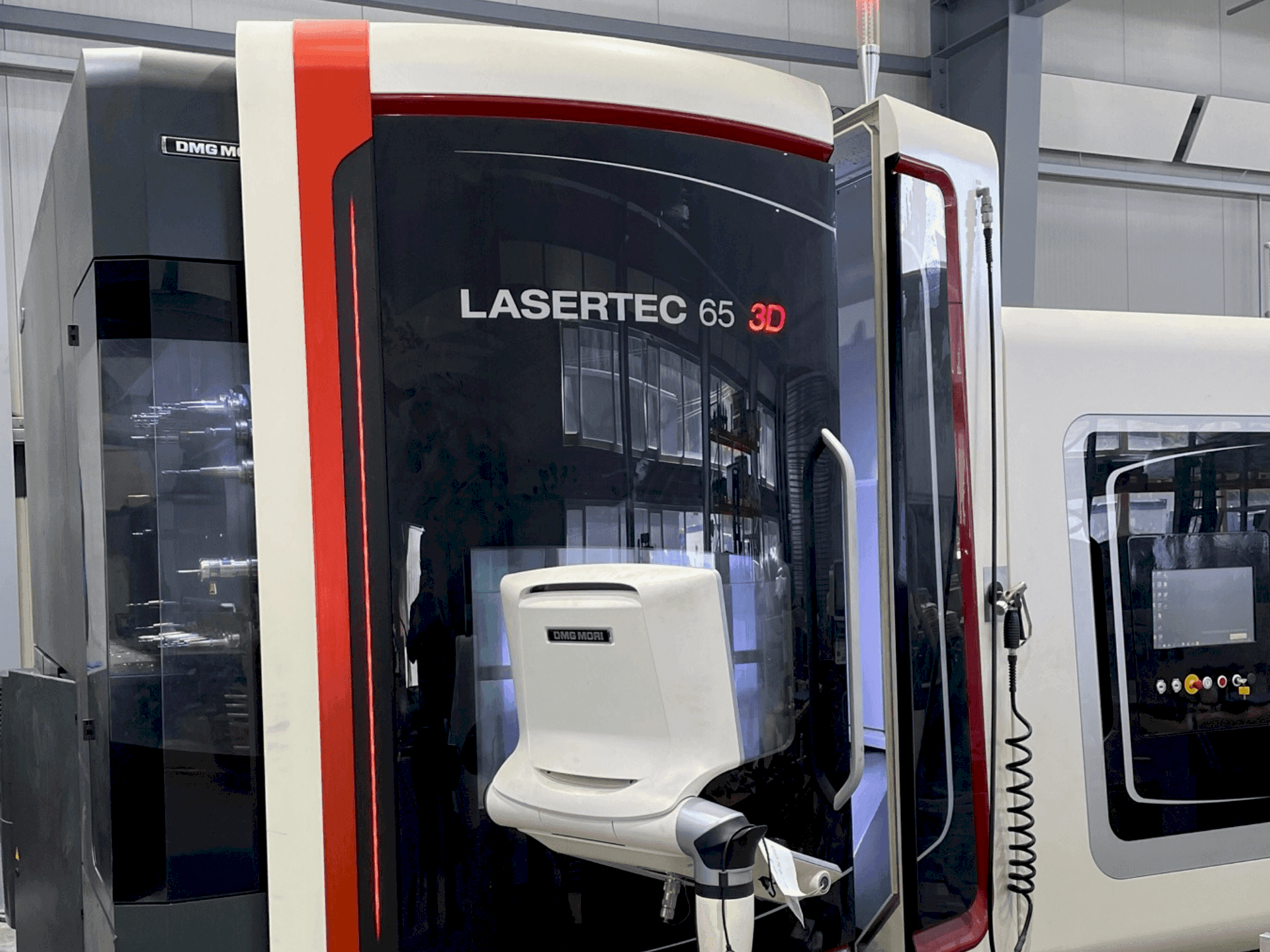 Koneen DMG MORI LASERTEC 65 3D Hybrid etunäkymä