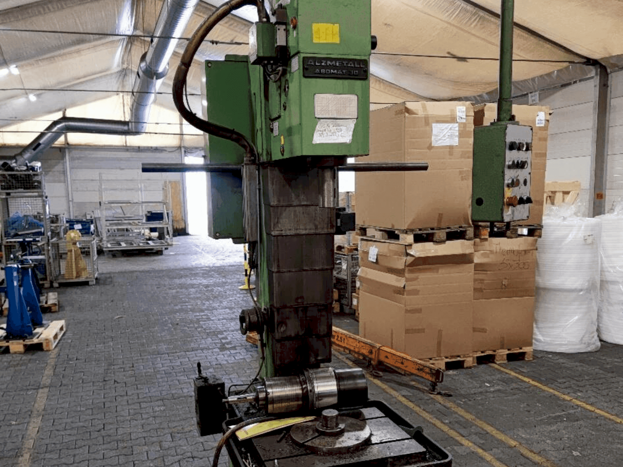 Koneen Alzmetall Abomat 30 etunäkymä