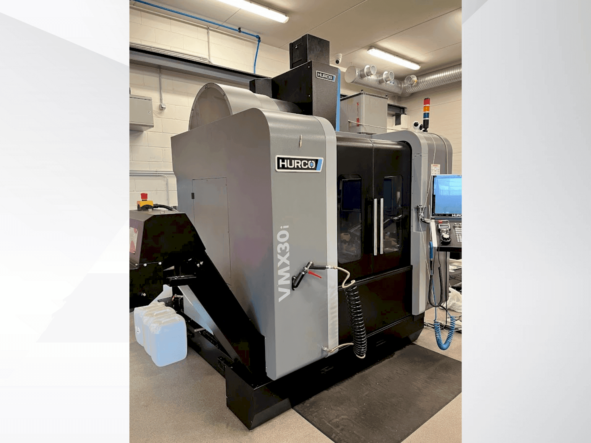 Koneen  Hurco VMX30i etunäkymä