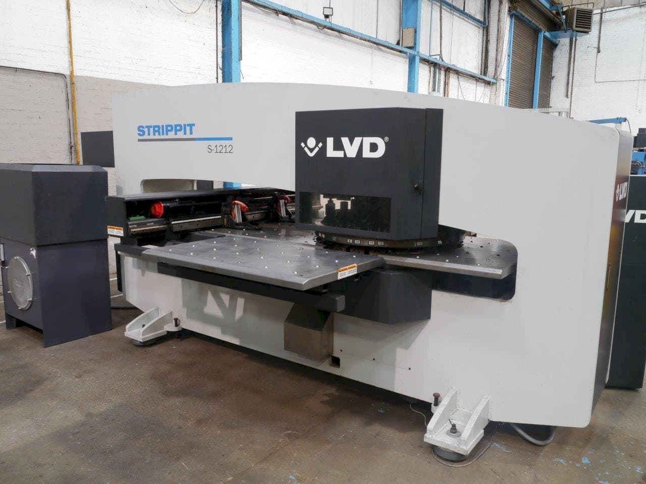 Koneen  LVD STRIPPIT S 1212 etunäkymä