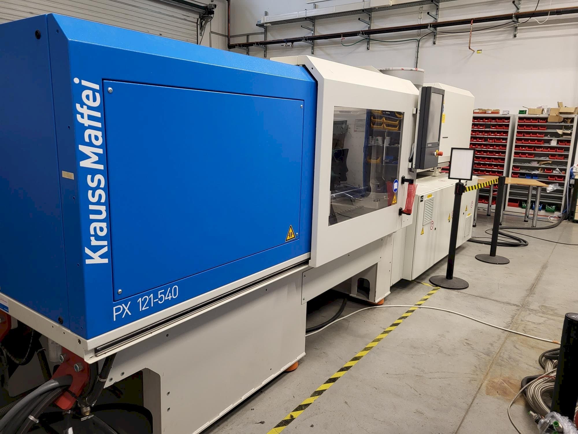 Koneen Krauss Maffei PX 121-540 vasemman sivun näkymä