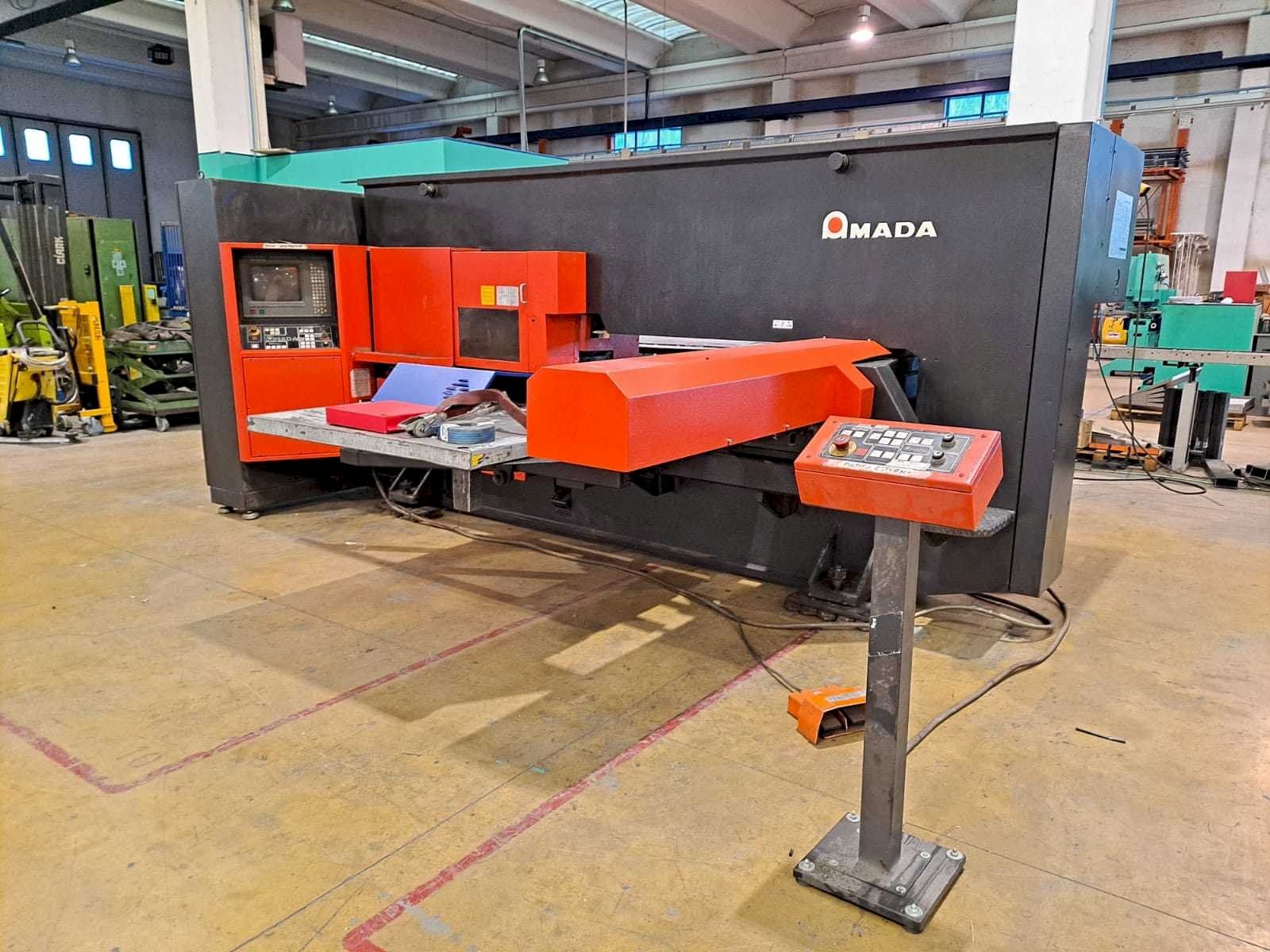 Koneen  AMADA ARCADE 212 etunäkymä