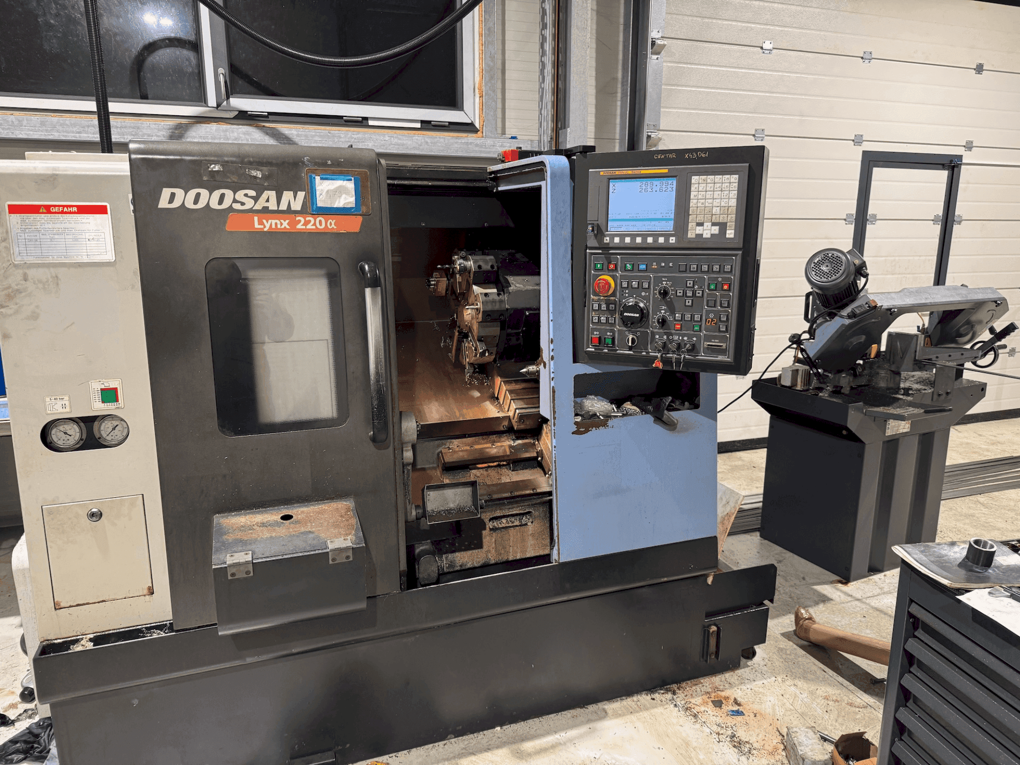 Koneen  DOOSAN Lynx 220 Alpha etunäkymä
