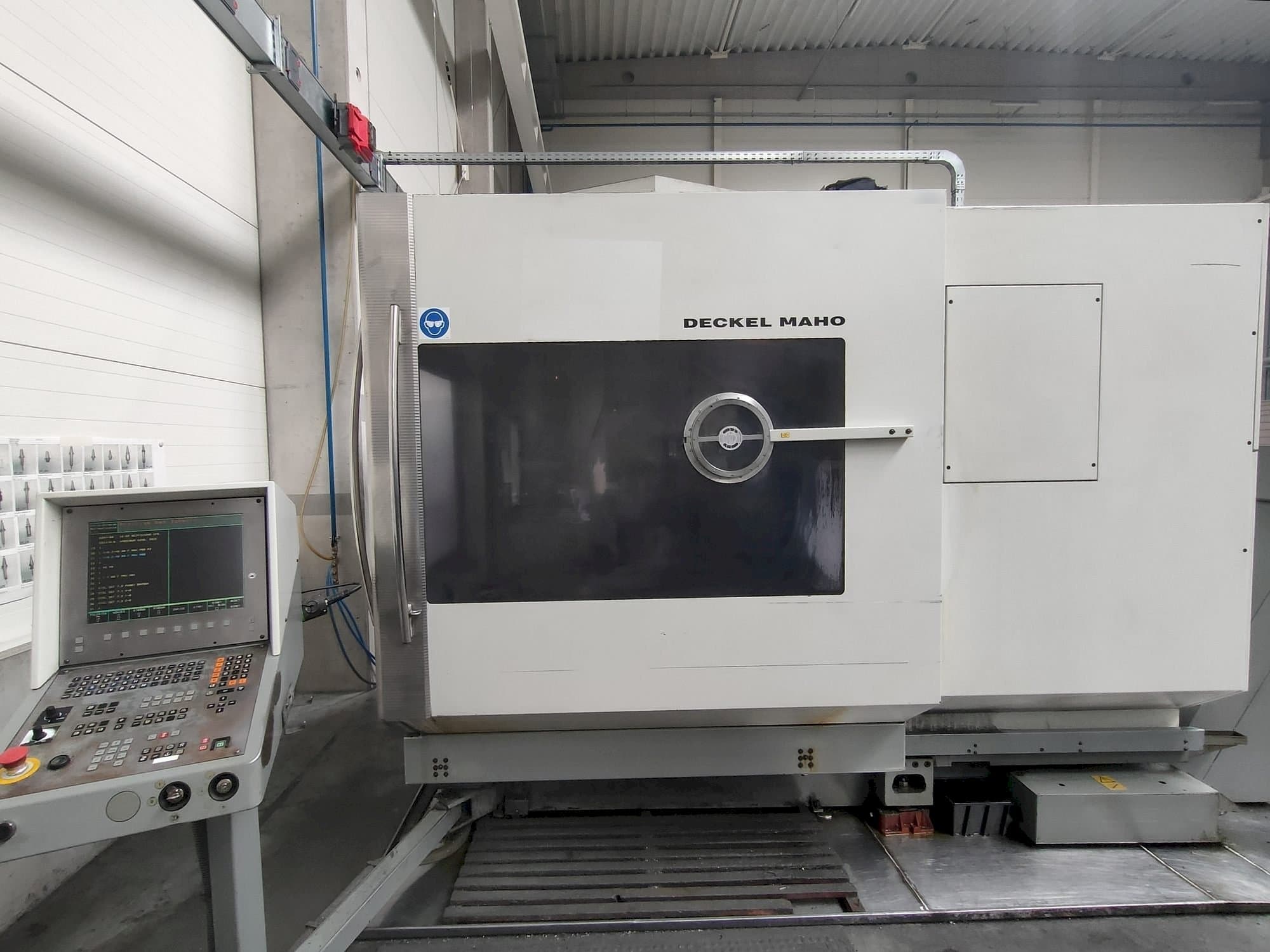 Koneen DECKEL MAHO DMU 60P etunäkymä