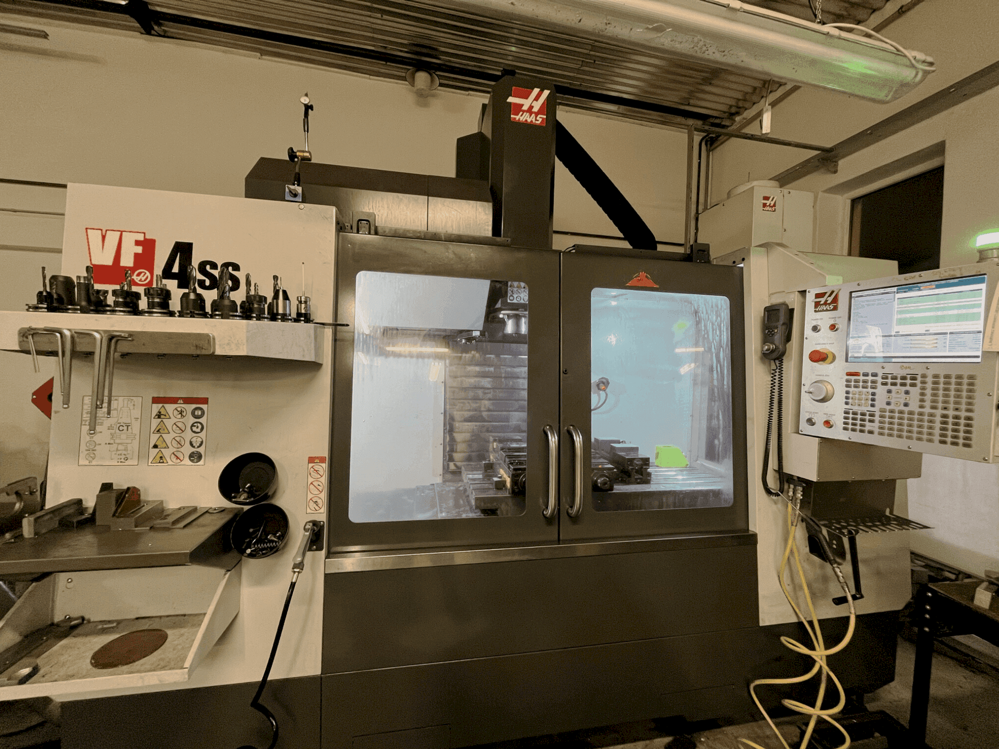 Koneen HAAS VF4-SS etunäkymä