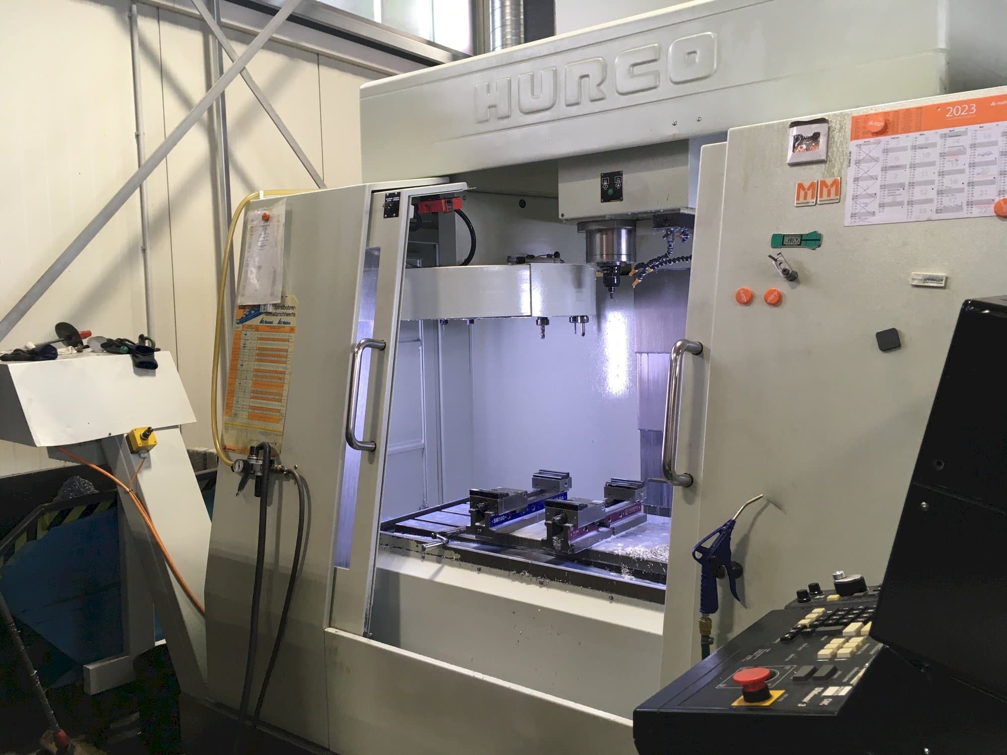 Koneen Hurco BAC 30 HTM etunäkymä