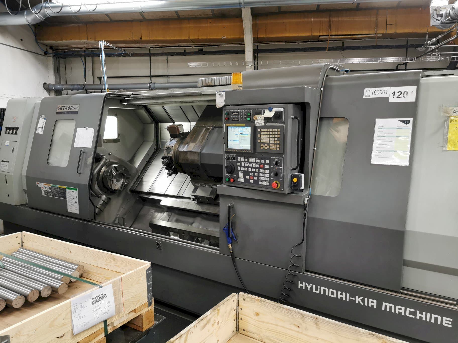 Koneen Hyundai Kia SKT400LMC etunäkymä