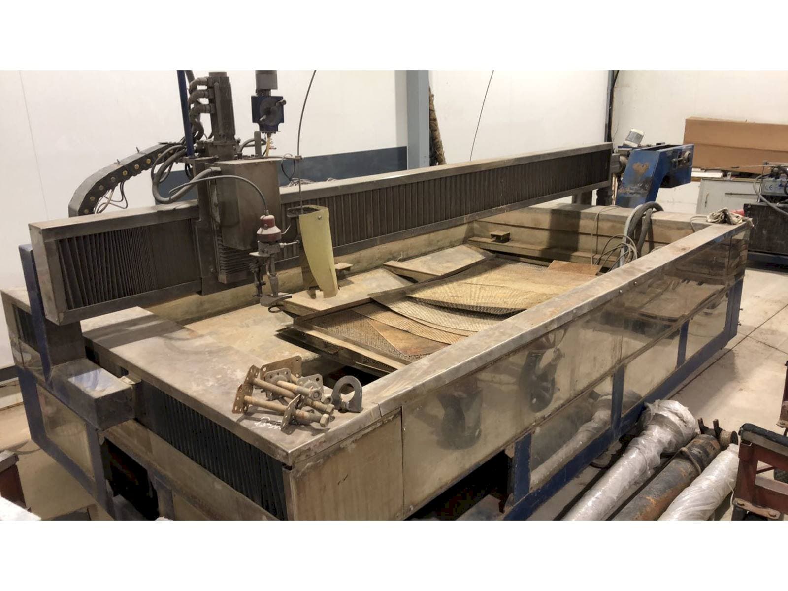 Koneen Waterjet Italy WF 1630 CNC etunäkymä