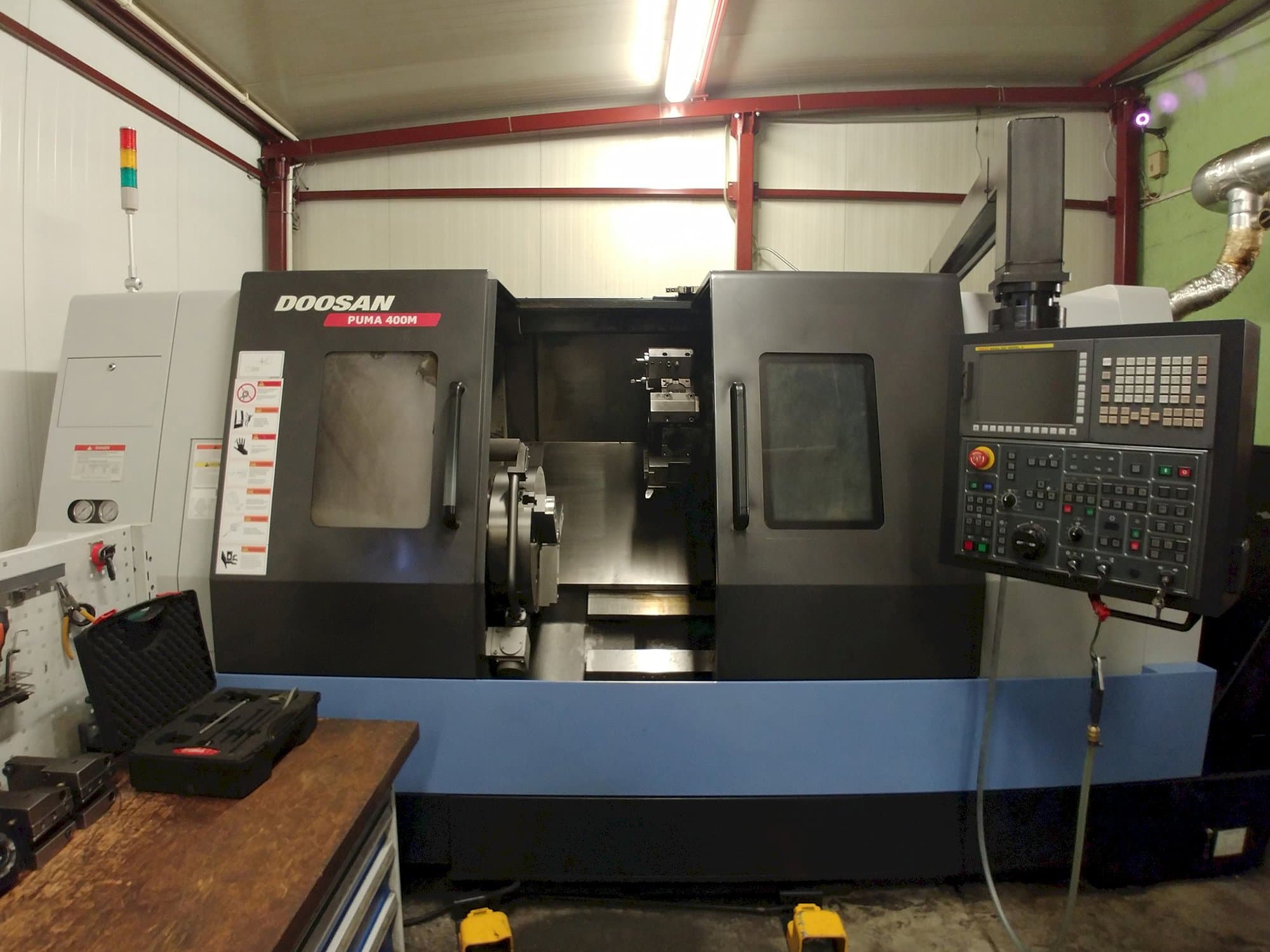 Koneen Doosan etunäkymä Puma 400MC