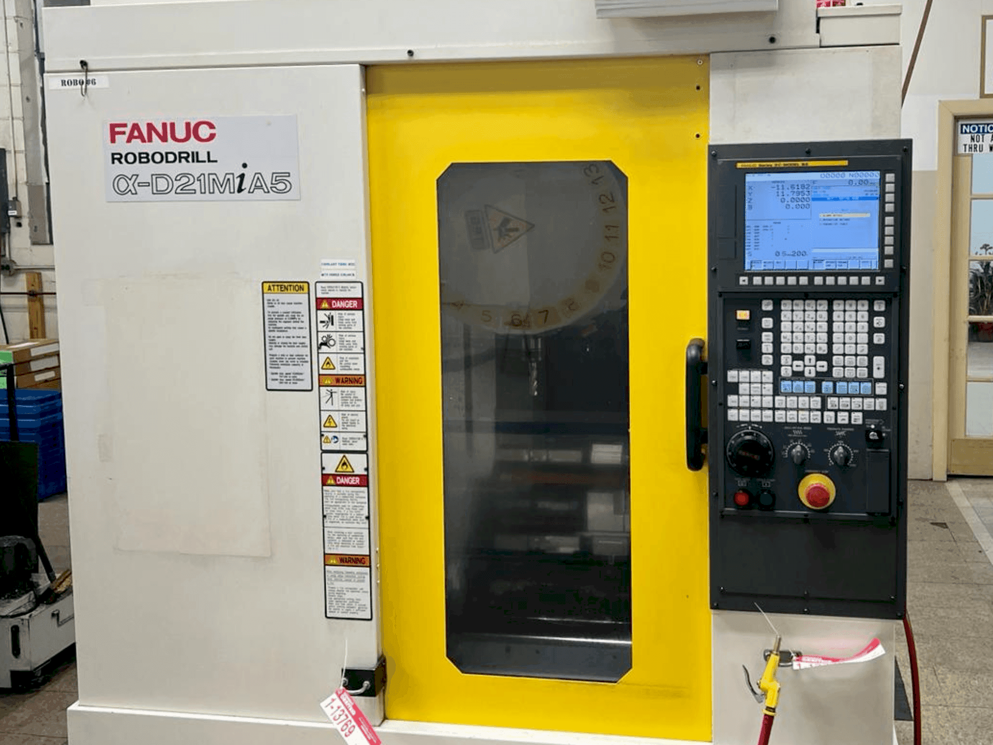 Koneen FANUC Robodrill D21MiA5 etunäkymä