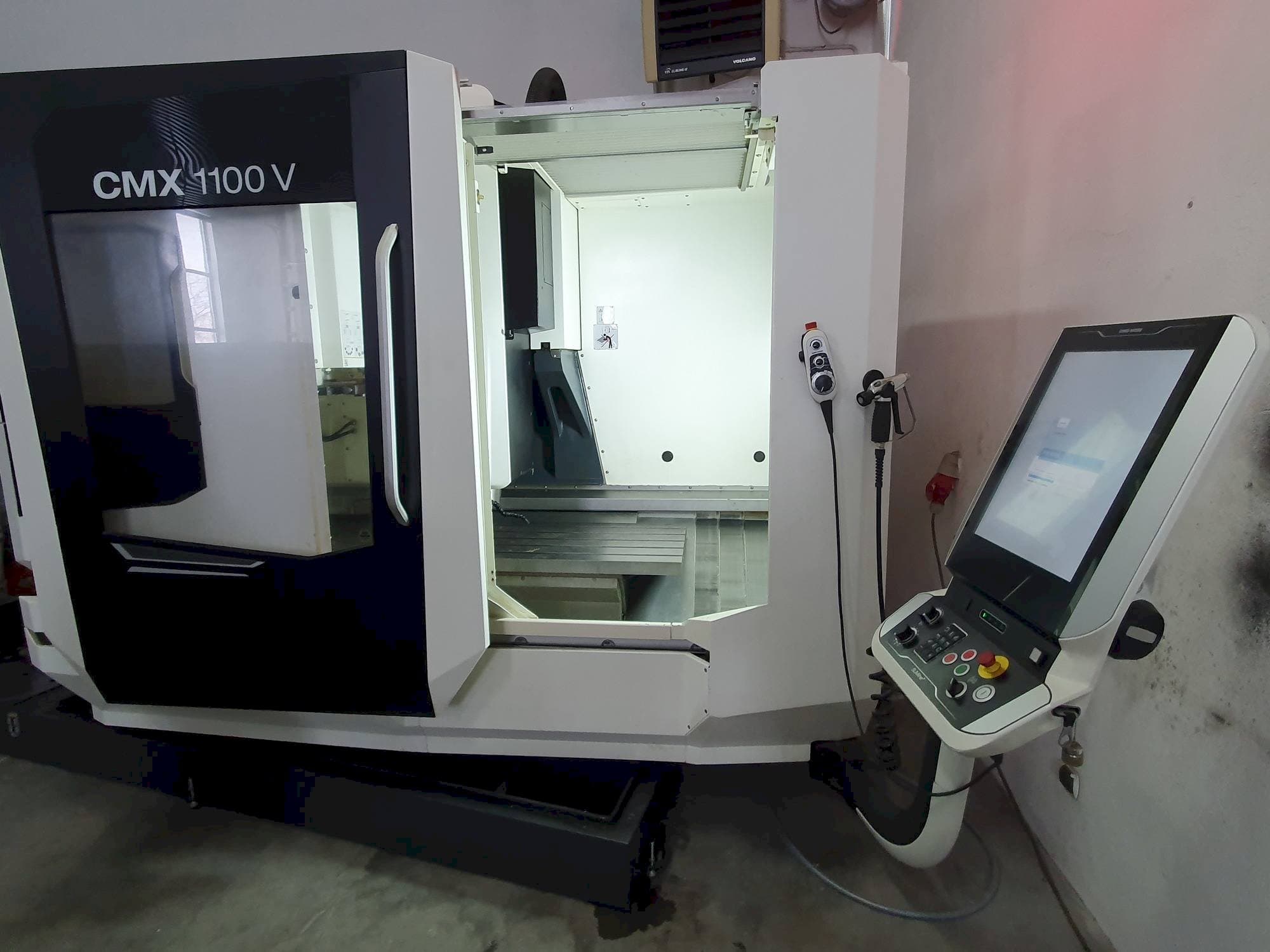 Koneen  DMG MORI CMX 1100 V etunäkymä