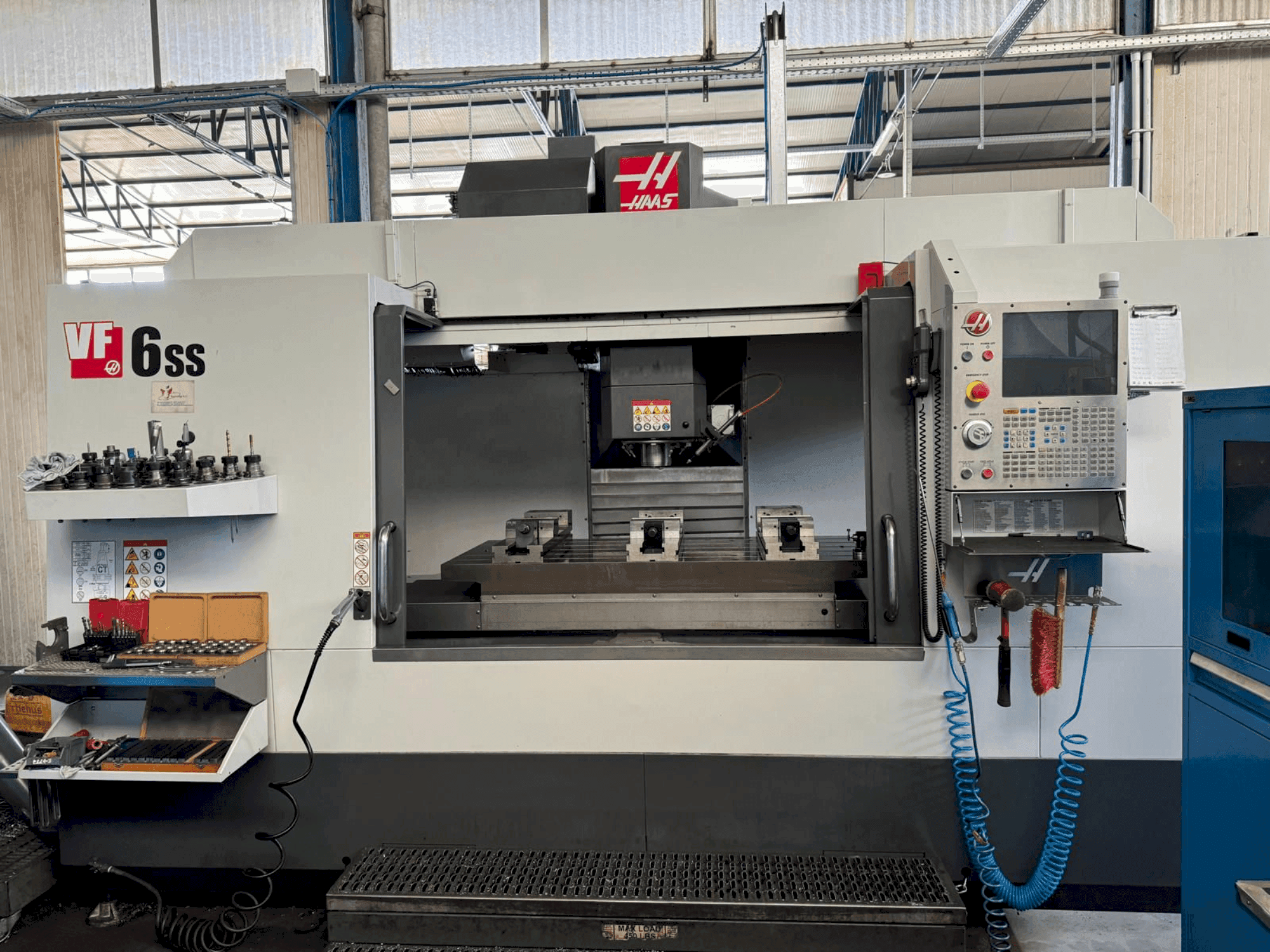 Koneen HAAS VF-6SS etunäkymä