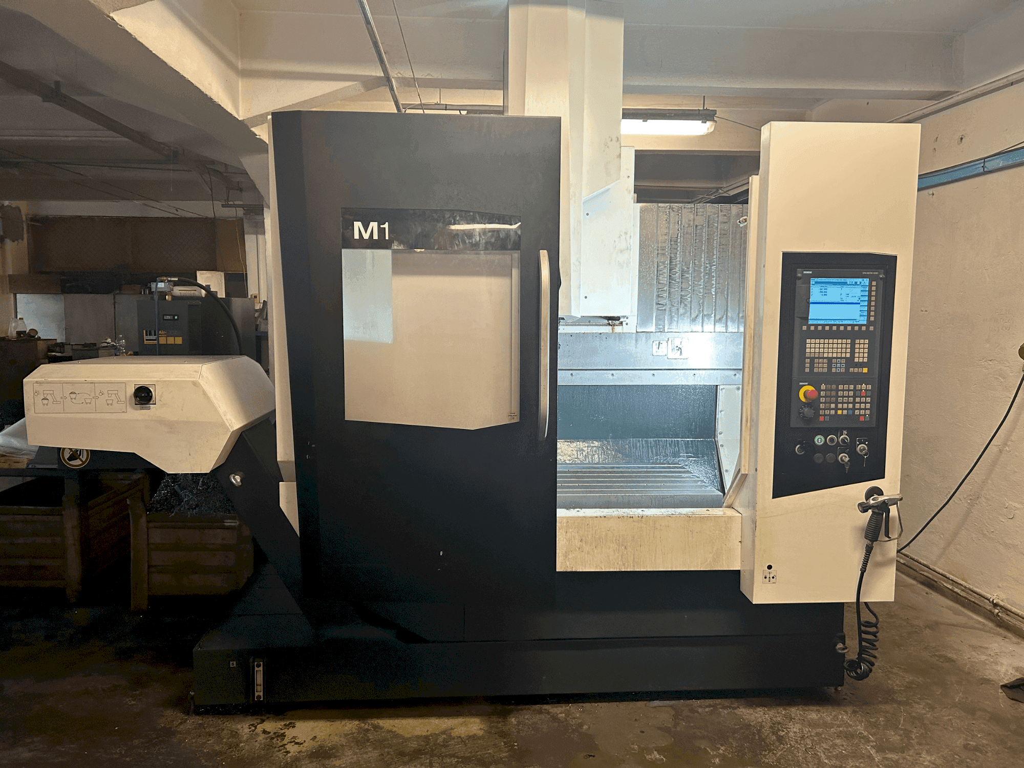 Koneen DMG MORI M1 etunäkymä