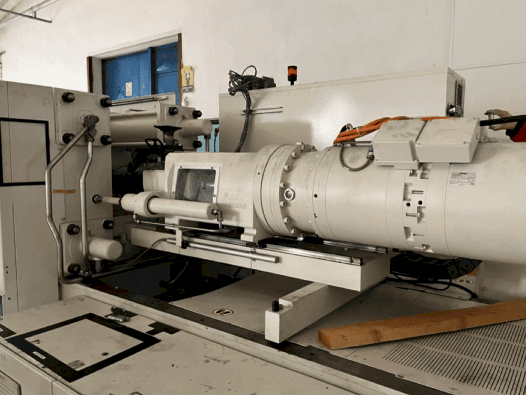 Koneen  Krauss Maffei 200-750 CX etunäkymä