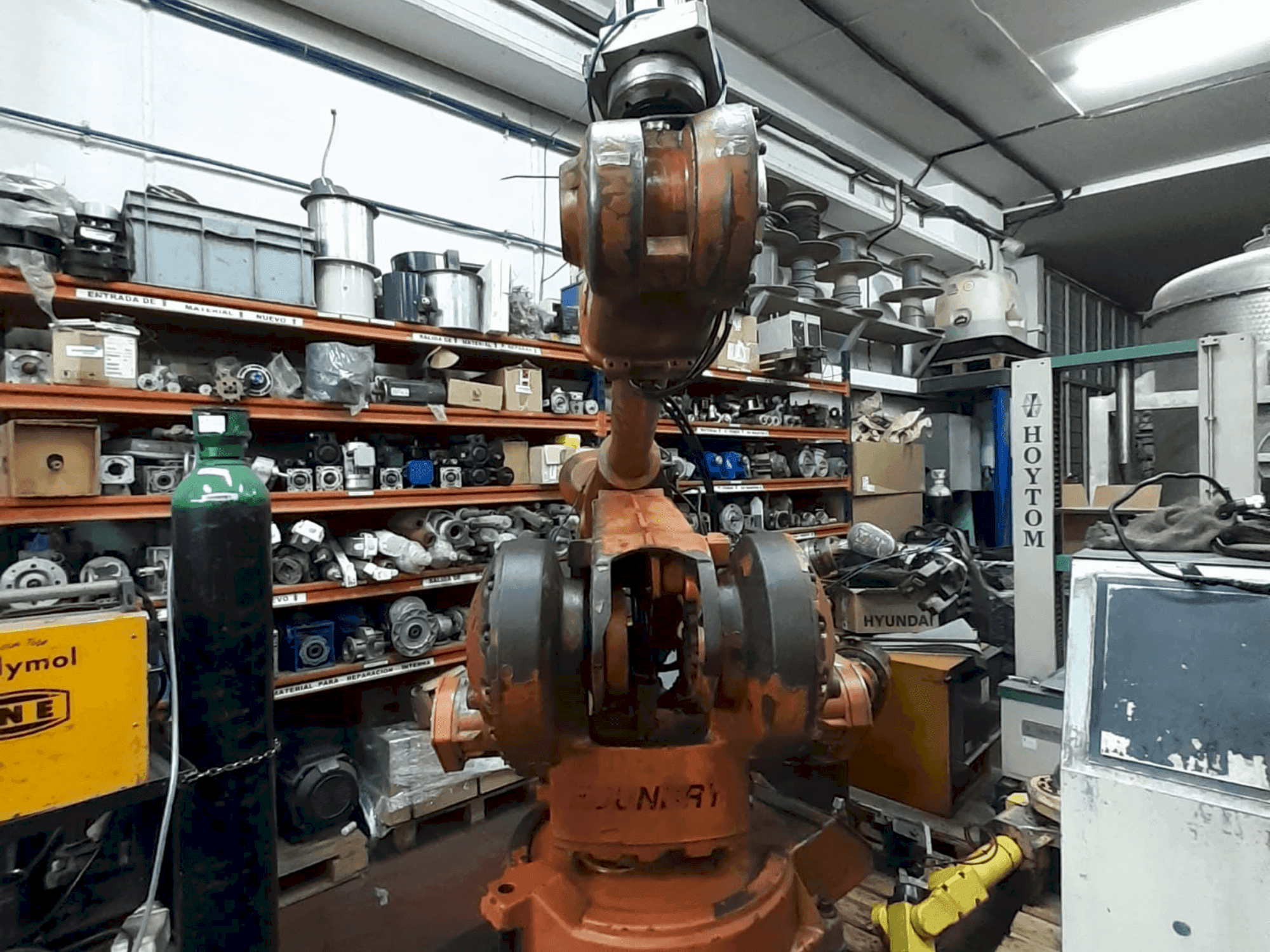 Koneen  ABB IRB 4400  (2018) etunäkymä