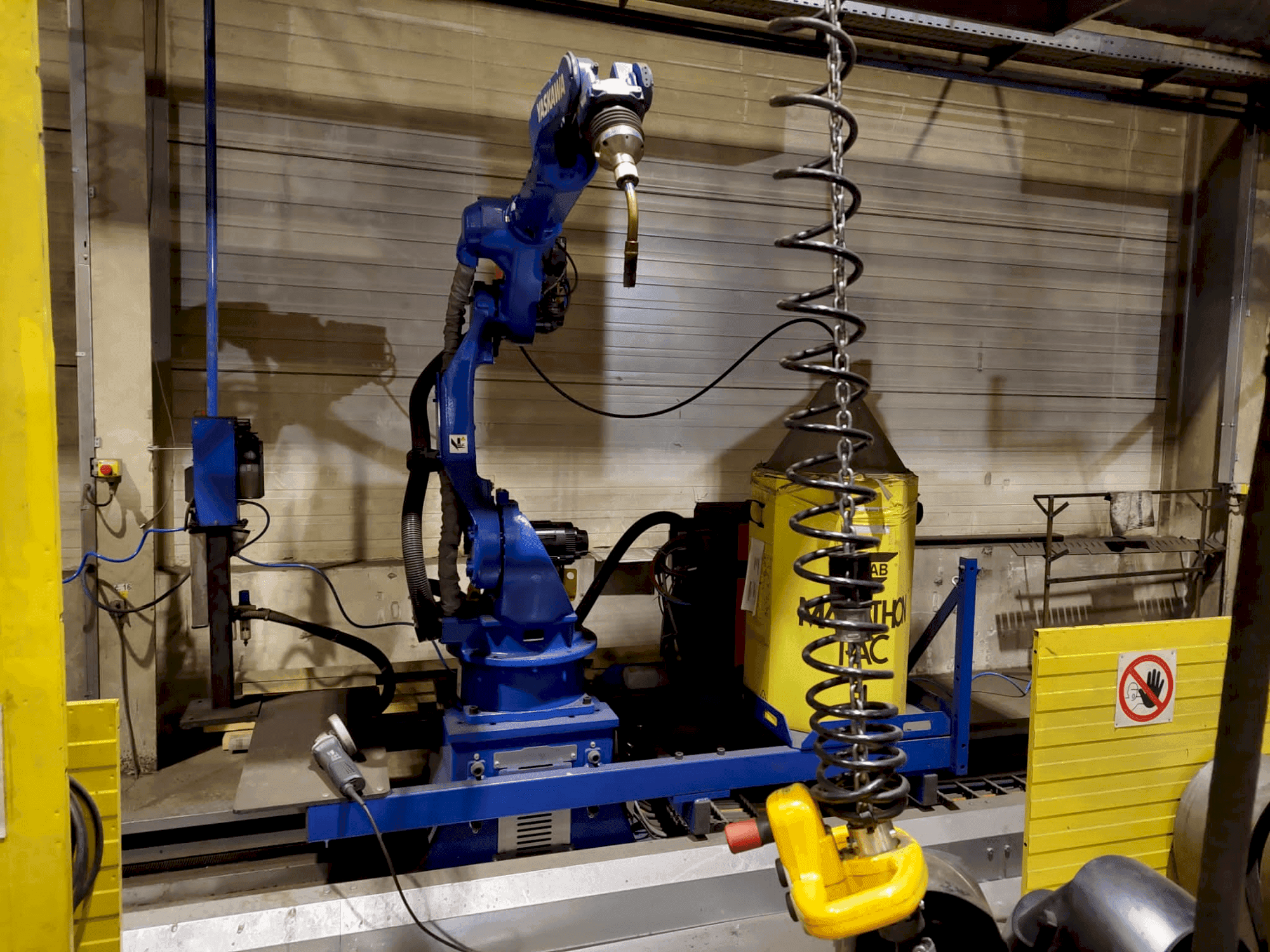 Koneen  Yaskawa MA2010 Welding Station etunäkymä