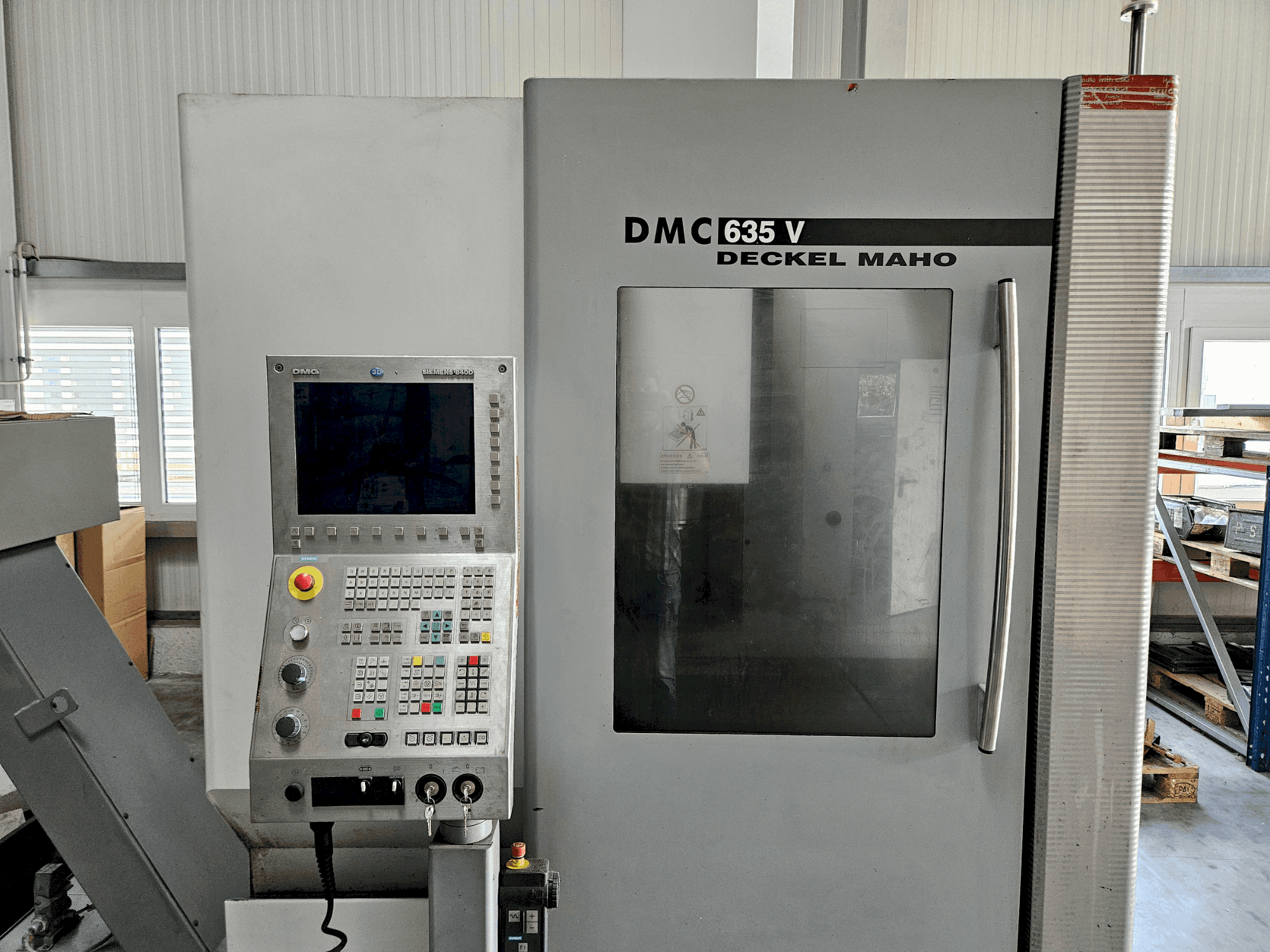 Koneen DECKEL MAHO DMC 635 V etunäkymä