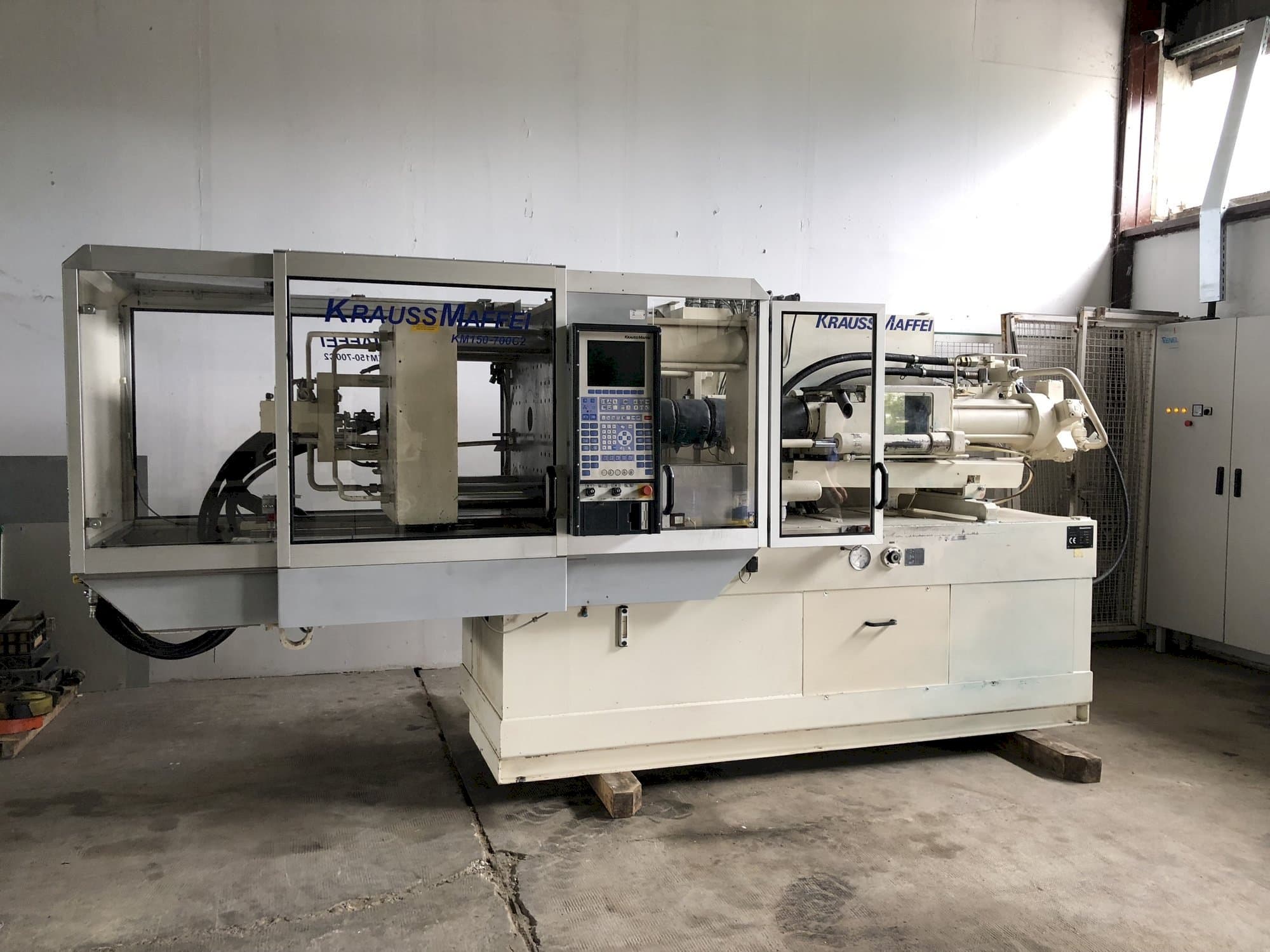 Koneen Krauss Maffei 150-700 C2 etunäkymä