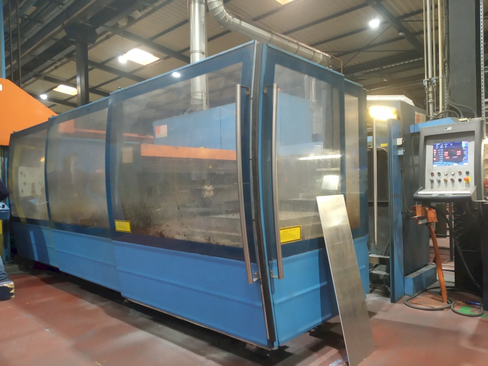 Koneen Prima Power Platino 1530 vasen näkymä