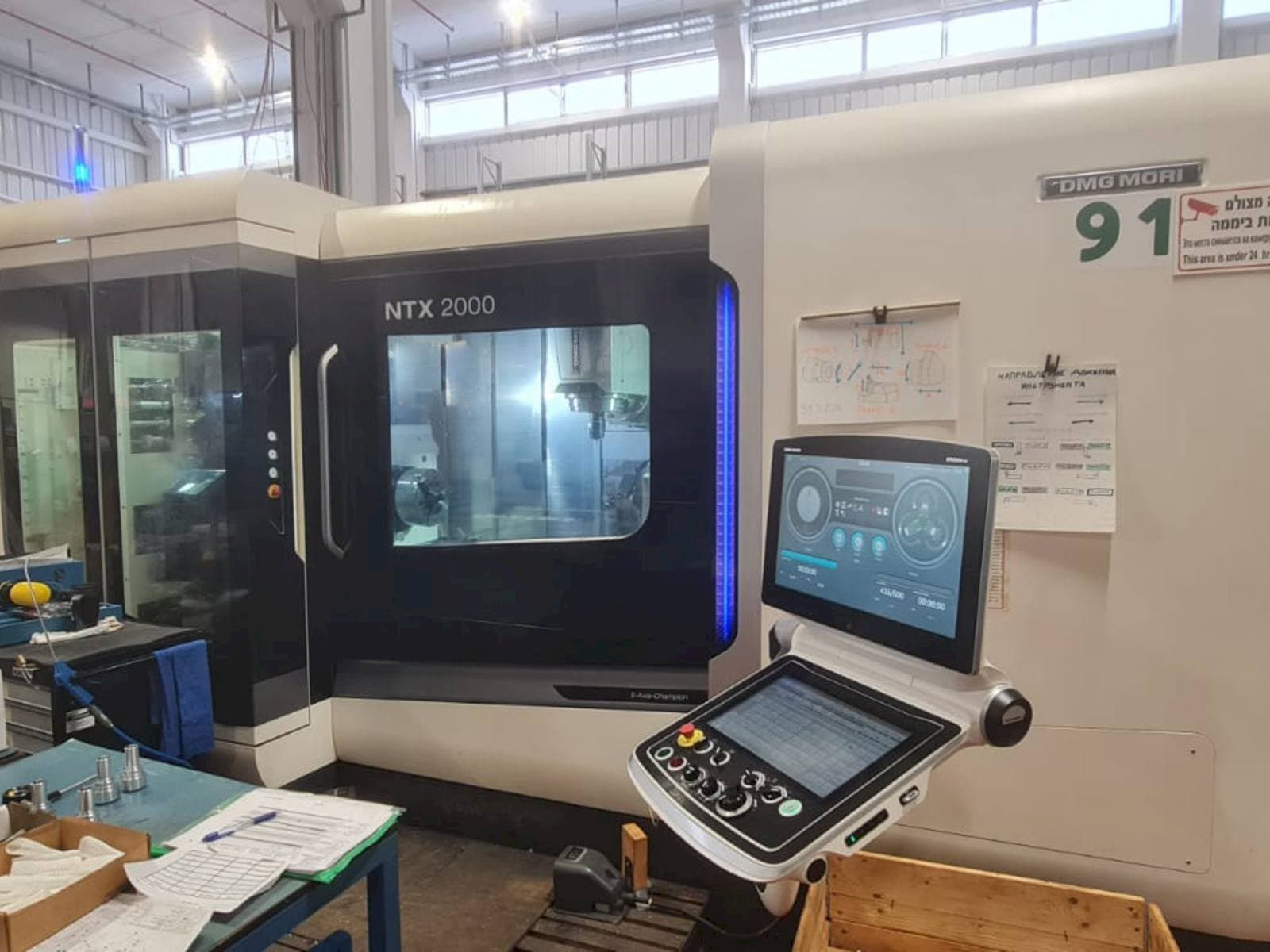 Koneen DMG MORI NTX 2000 etunäkymä
