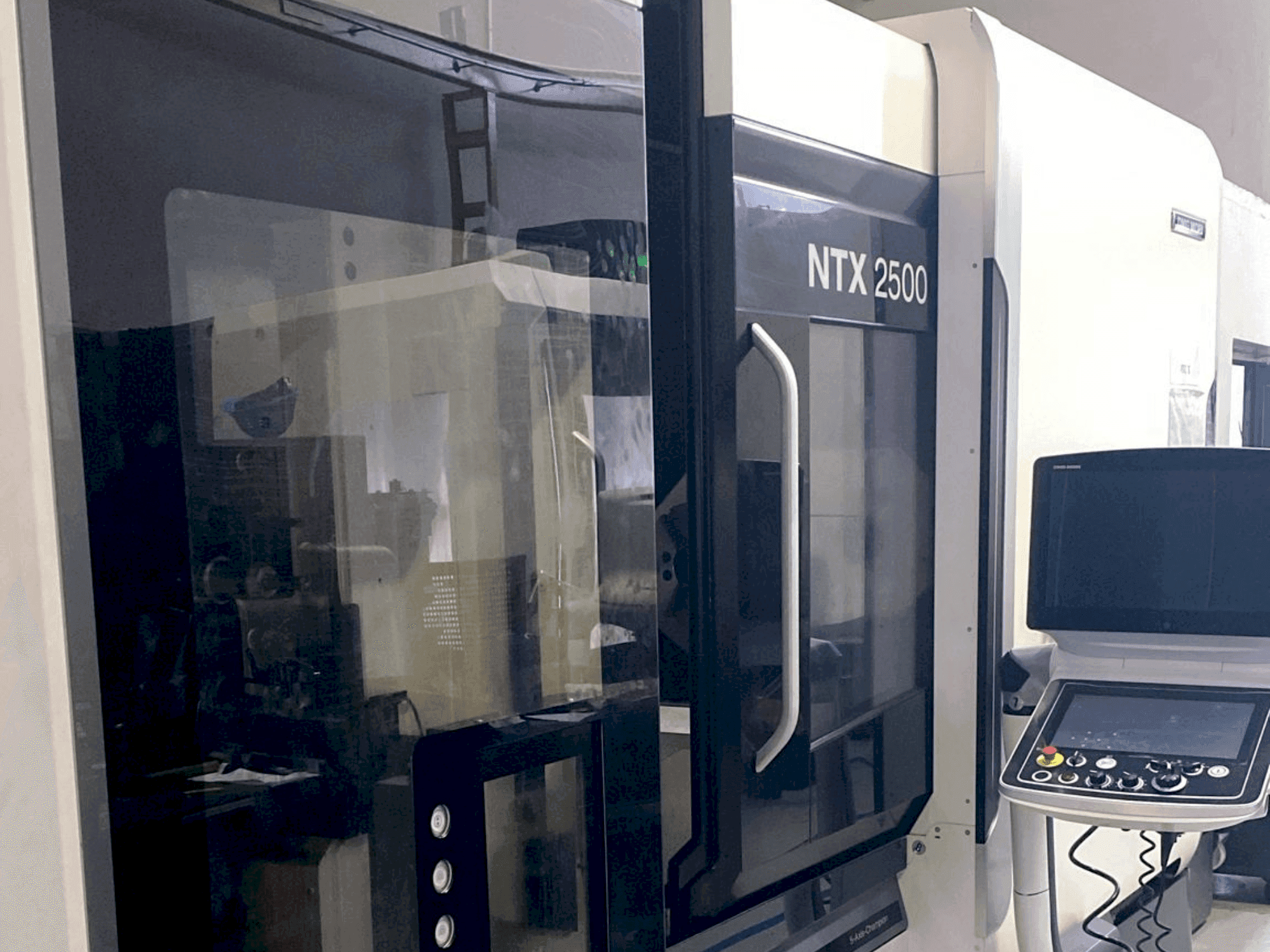 Koneen DMG MORI NTX2500 / 1500 etunäkymä