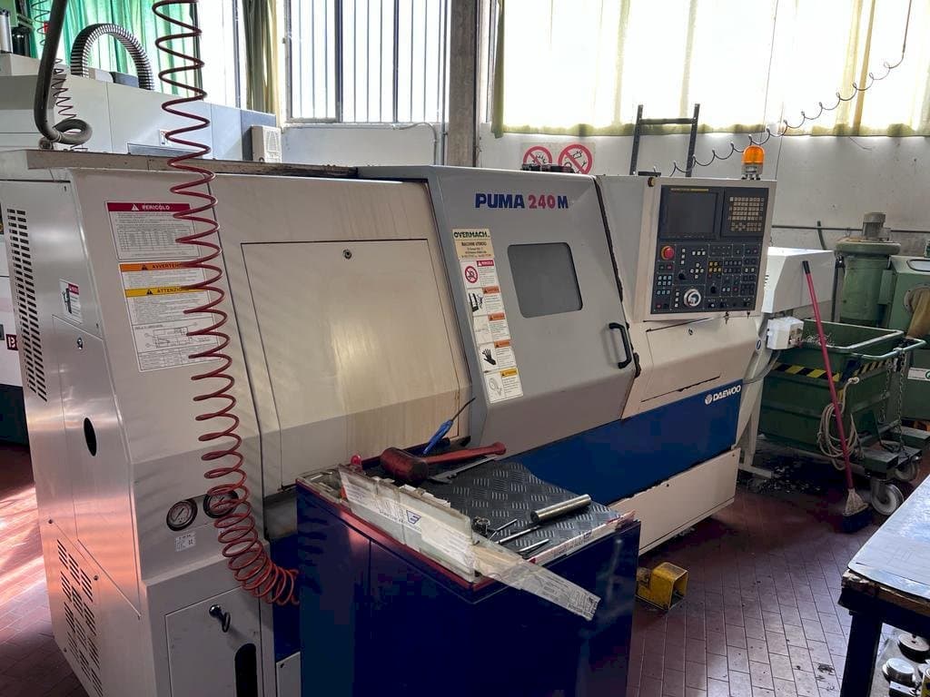 Koneen DAEWOO Puma 240M etunäkymä