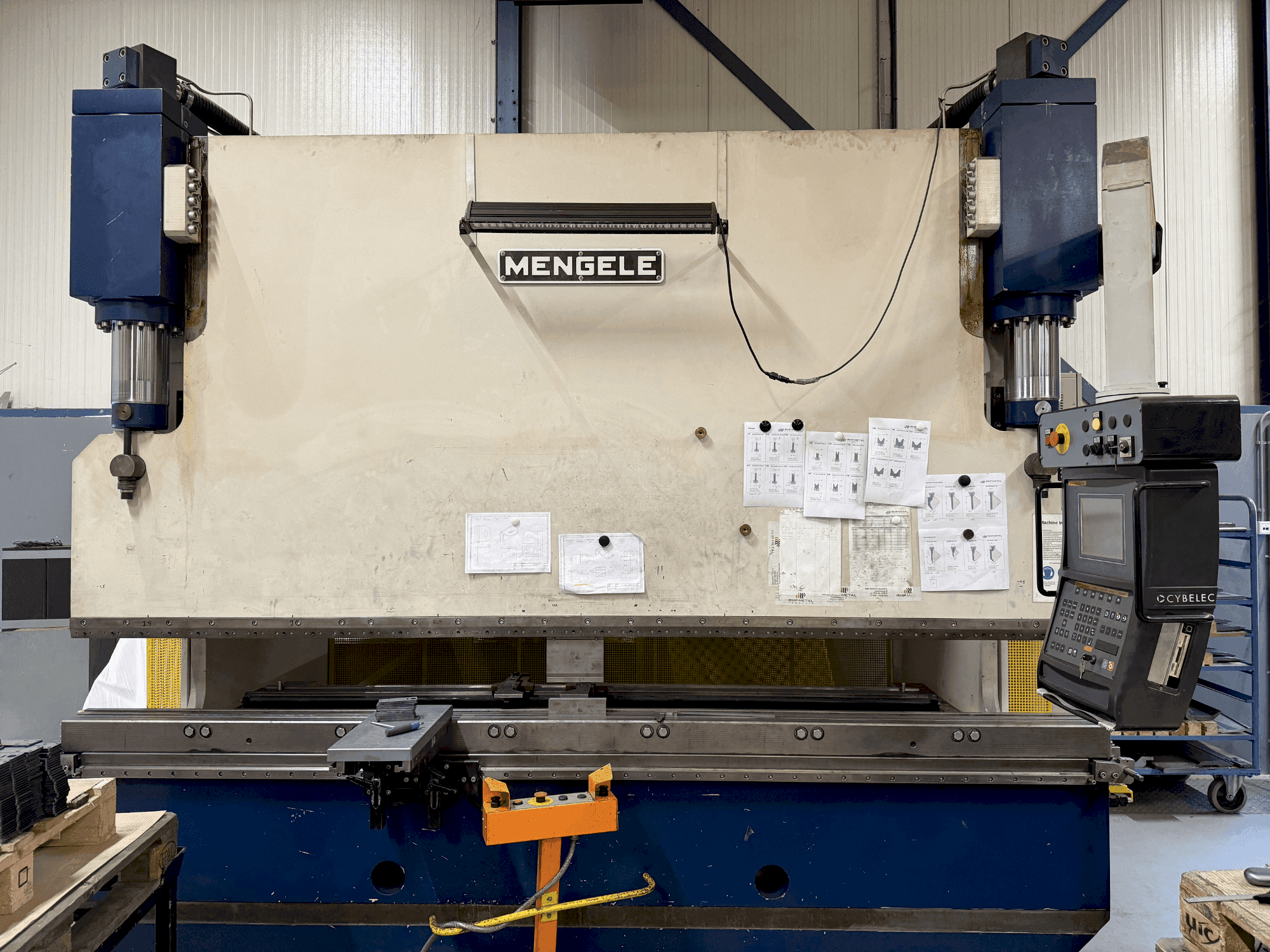 Koneen MENGELE HB175-30/35 etunäkymä