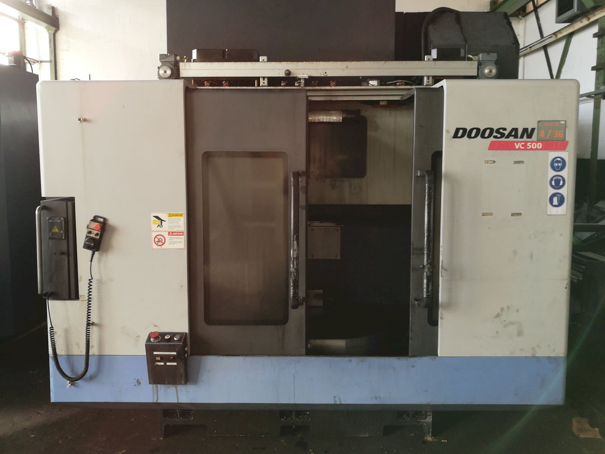 Koneen Doosan etunäkymä VC 500