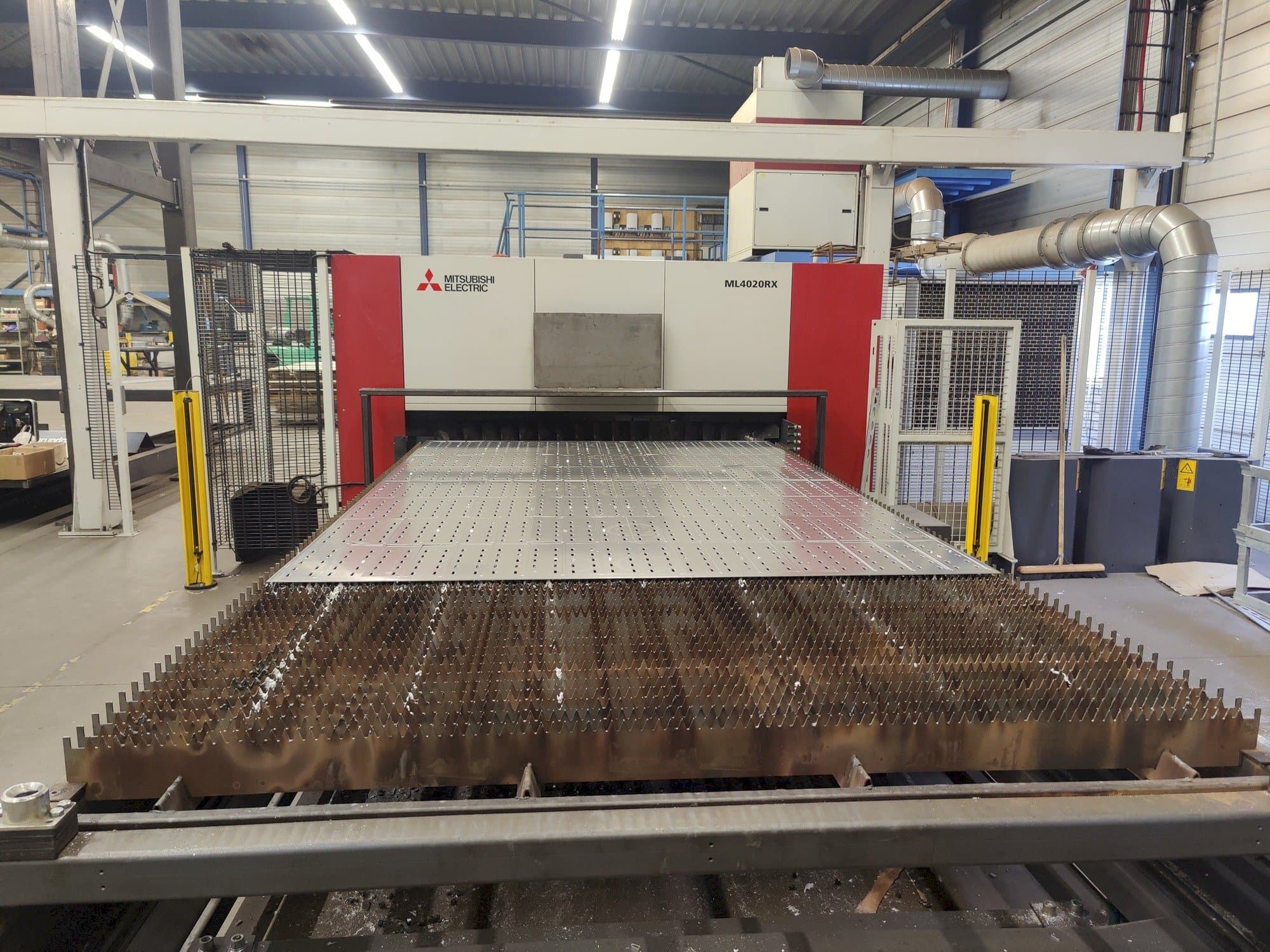 Koneen Mitsubishi ML4020RX-F60 6,0kW CO2 etunäkymä