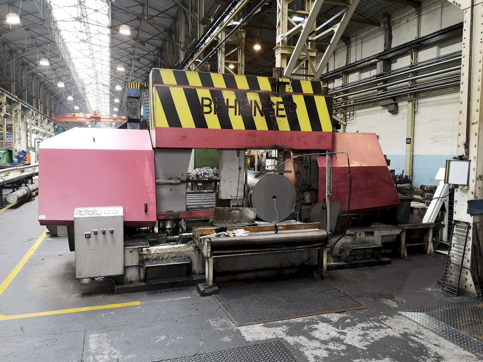 Koneen  Behringer HBP1080/1700 A/CNC etunäkymä