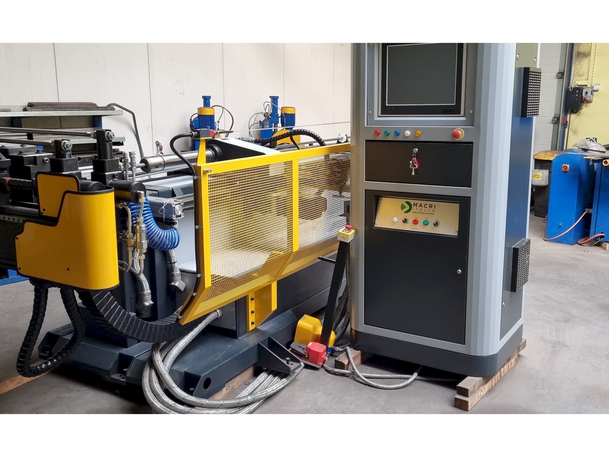 Koneen MACRI ITALIA PROVAR 6-45 U-D etunäkymä