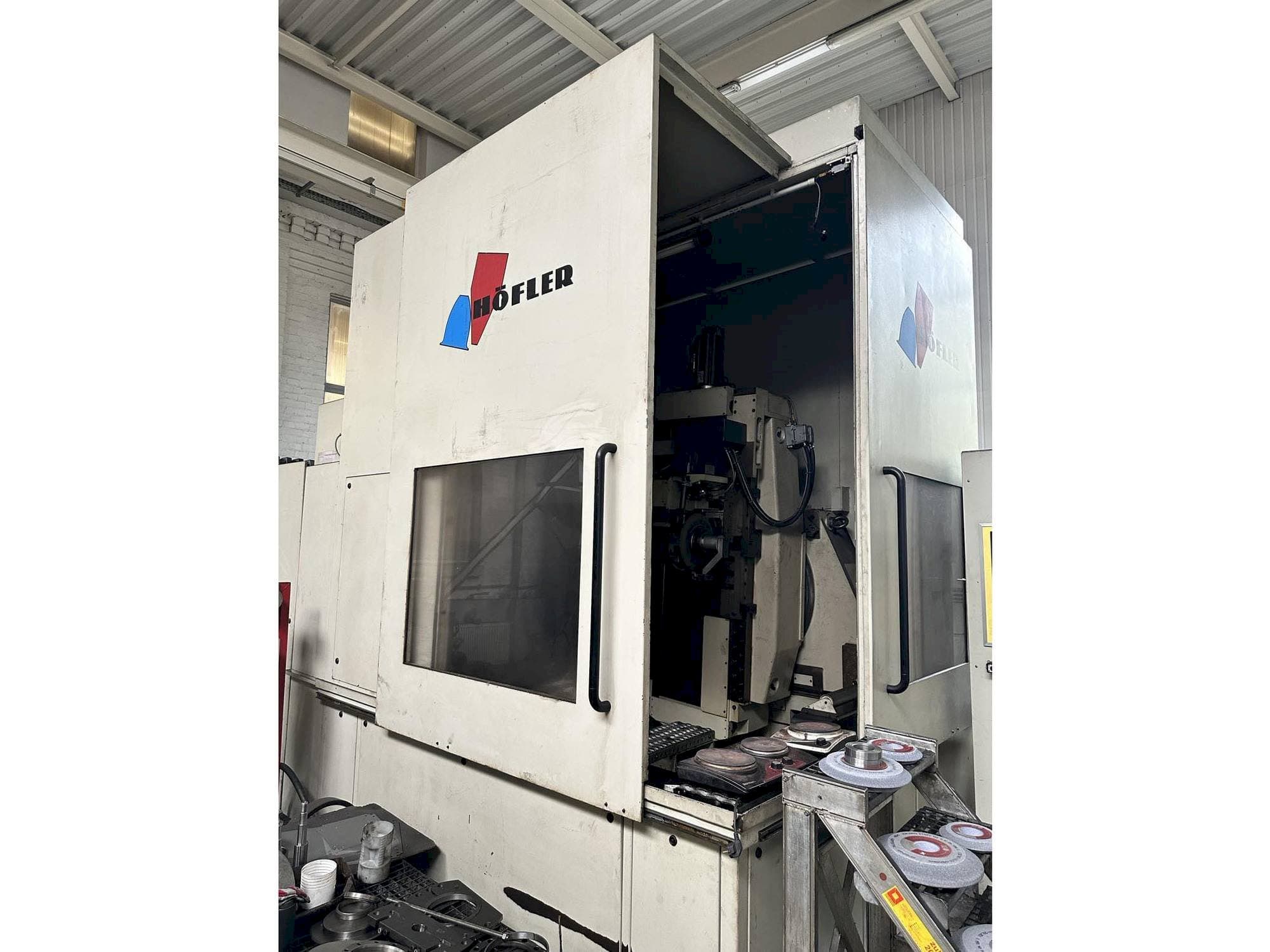 Koneen HOFLER NOVA CNC 1000 etunäkymä