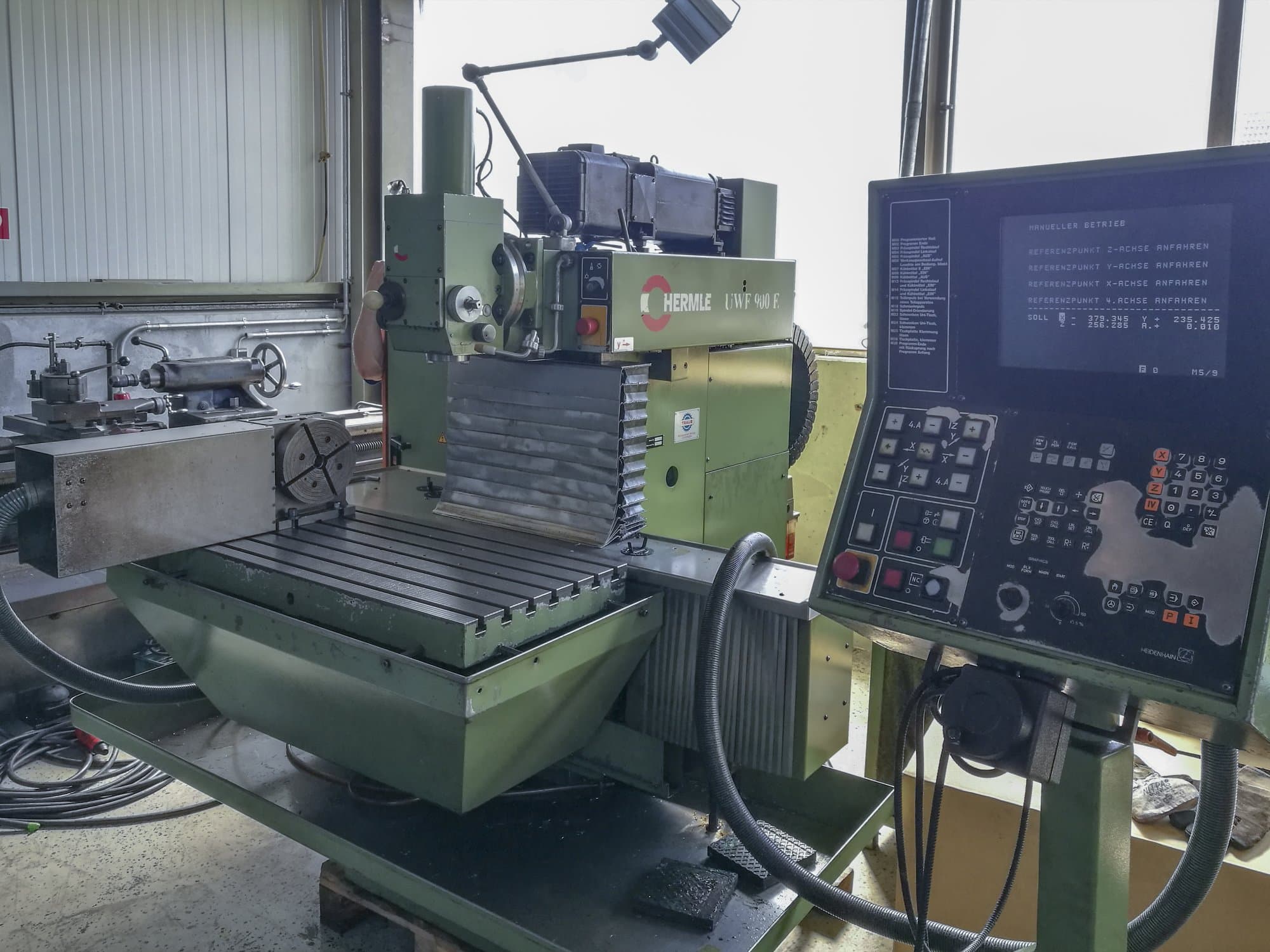 Koneen  1 HERMLE oikea näkymä UWF 900 E