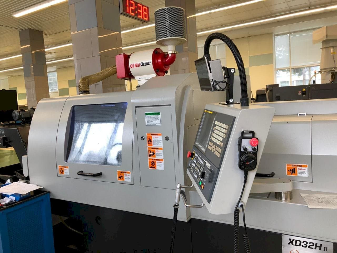 Koneen Hanwha XD32H II etunäkymä
