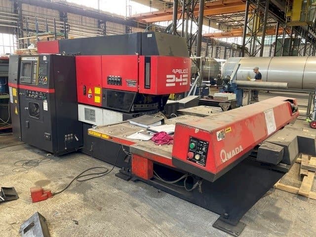 Koneen AMADA Apelio II 245 etunäkymä