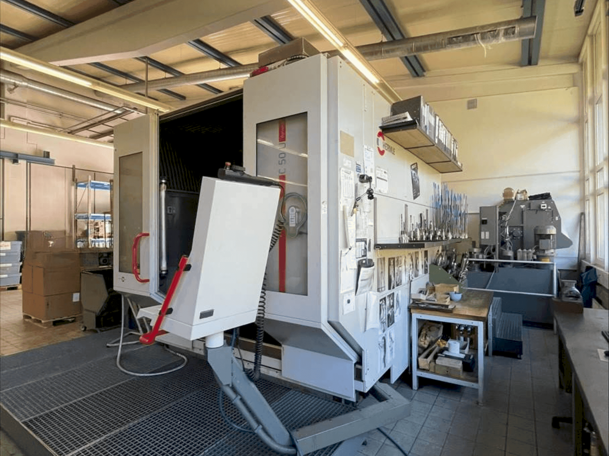 Koneen  HERMLE C50U etunäkymä