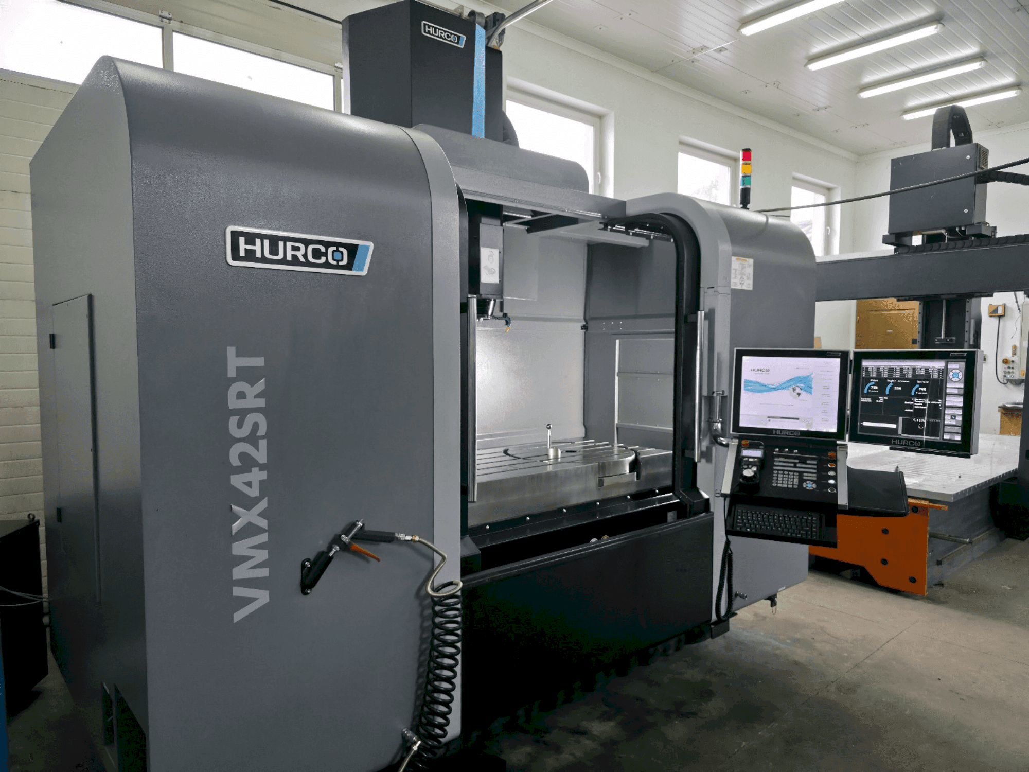 Koneen  Hurco VMX 42SRTi etunäkymä