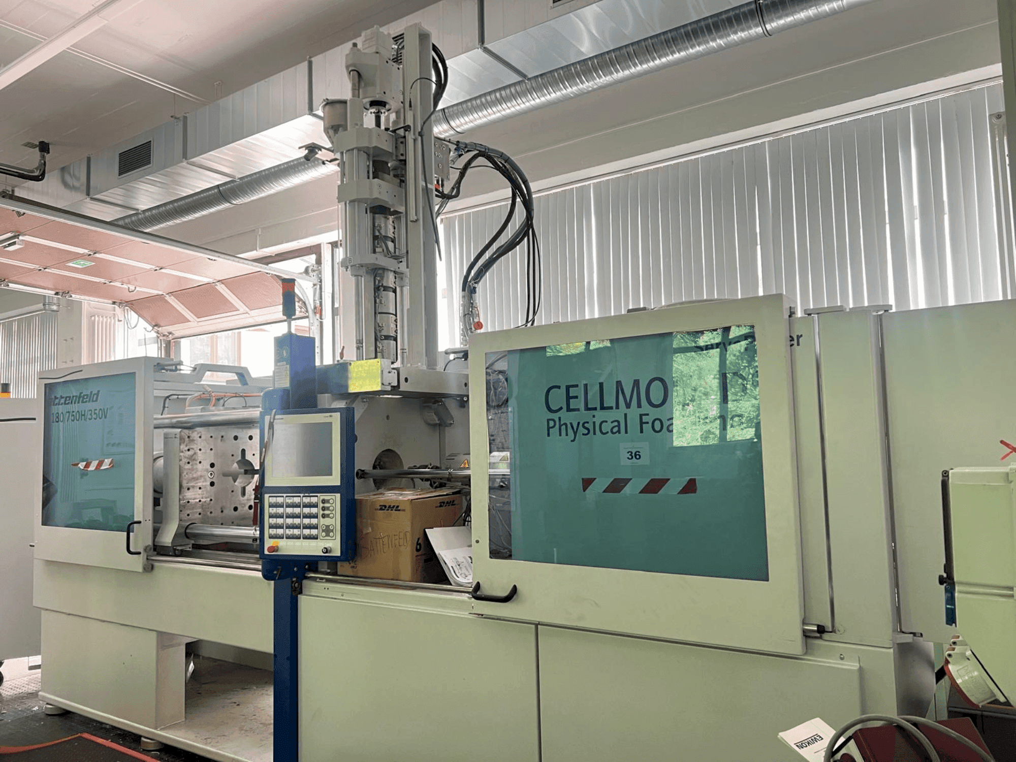 Koneen  WITTMANN Battenfeld HM 180/750H/350V etunäkymä