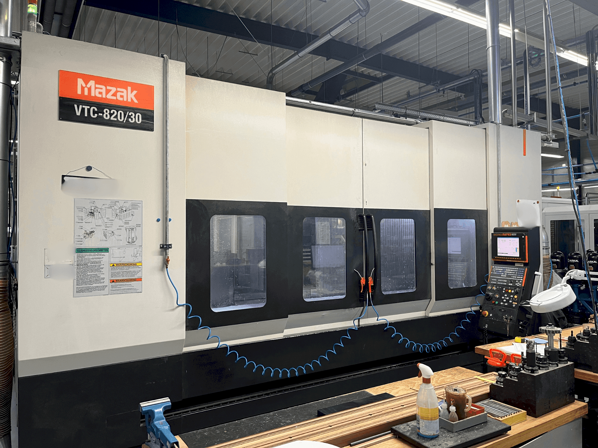 Koneen Mazak VTC-820/30 etunäkymä