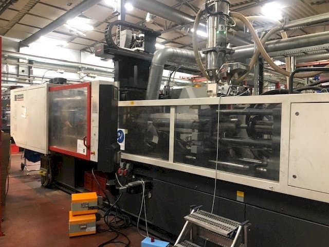 Koneen FERROMATIK MILACRON K320 etunäkymä