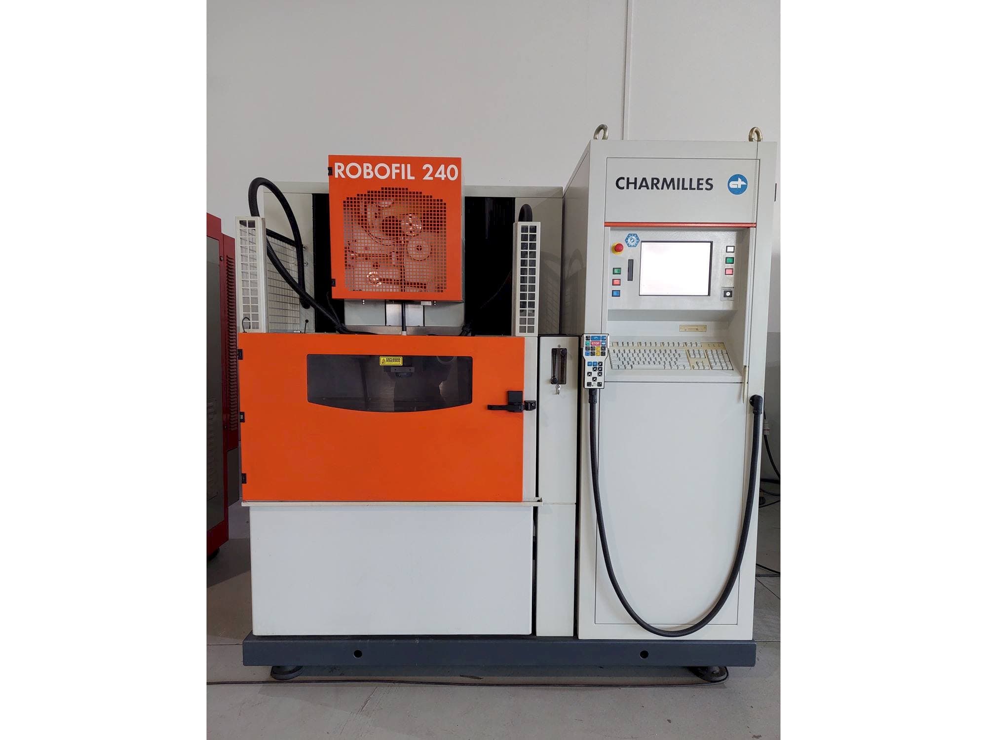 Koneen  CHARMILLES ROBOFIL 240 etunäkymä