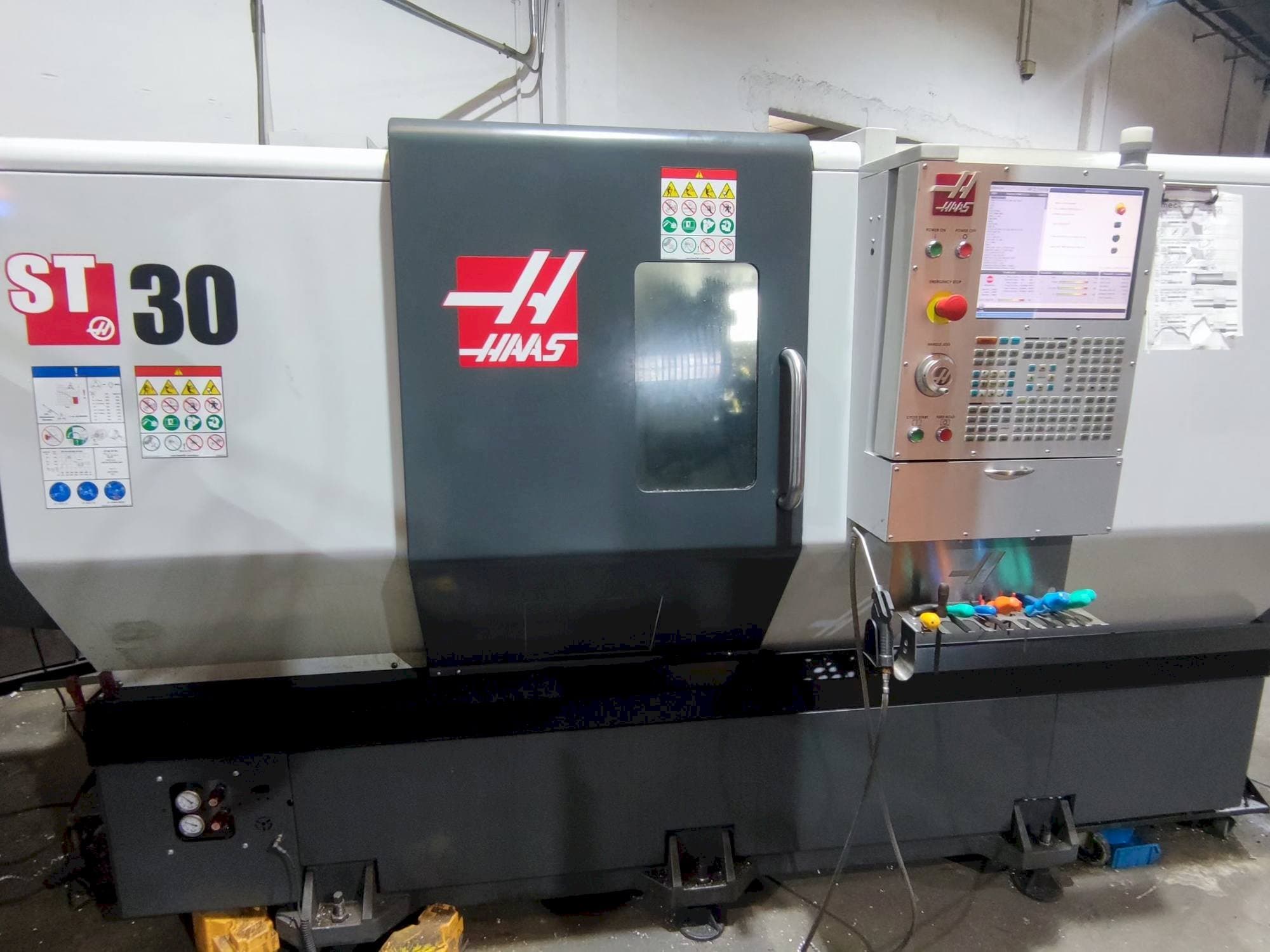 Koneen  HAAS ST-30 etunäkymä