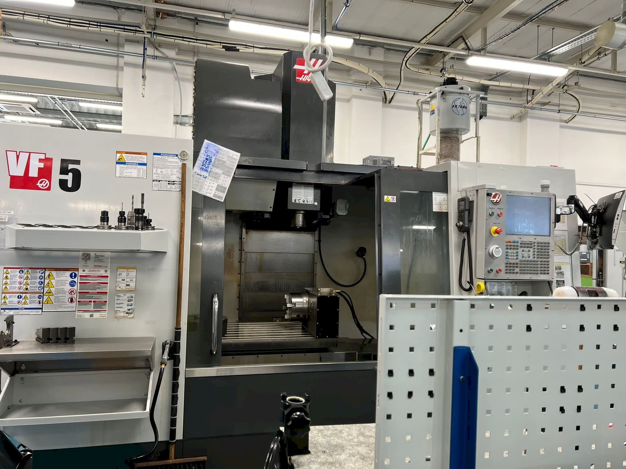 Koneen  HAAS VF-5/40 etunäkymä
