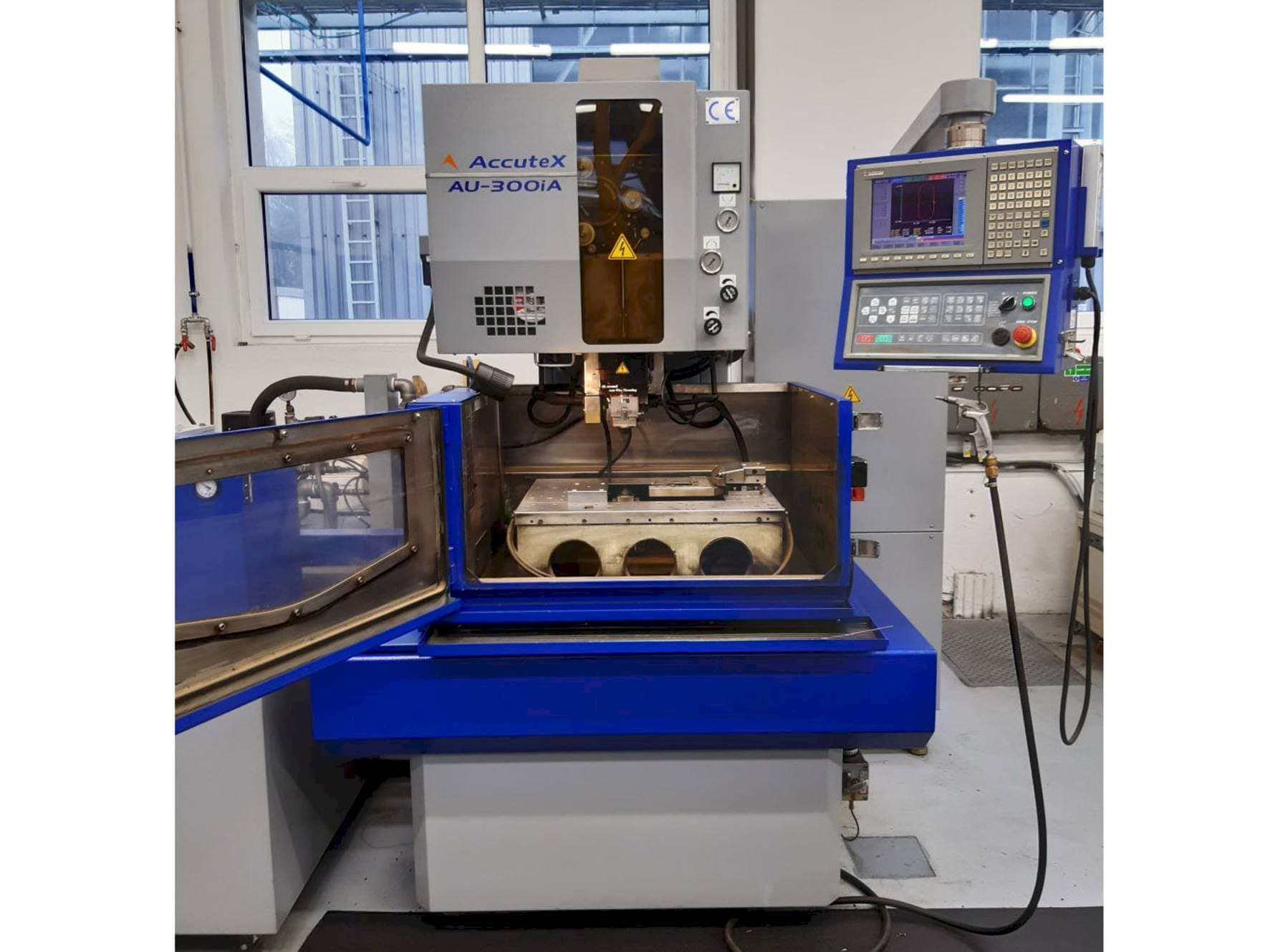 Koneen  AccuteX AU-300iA etunäkymä