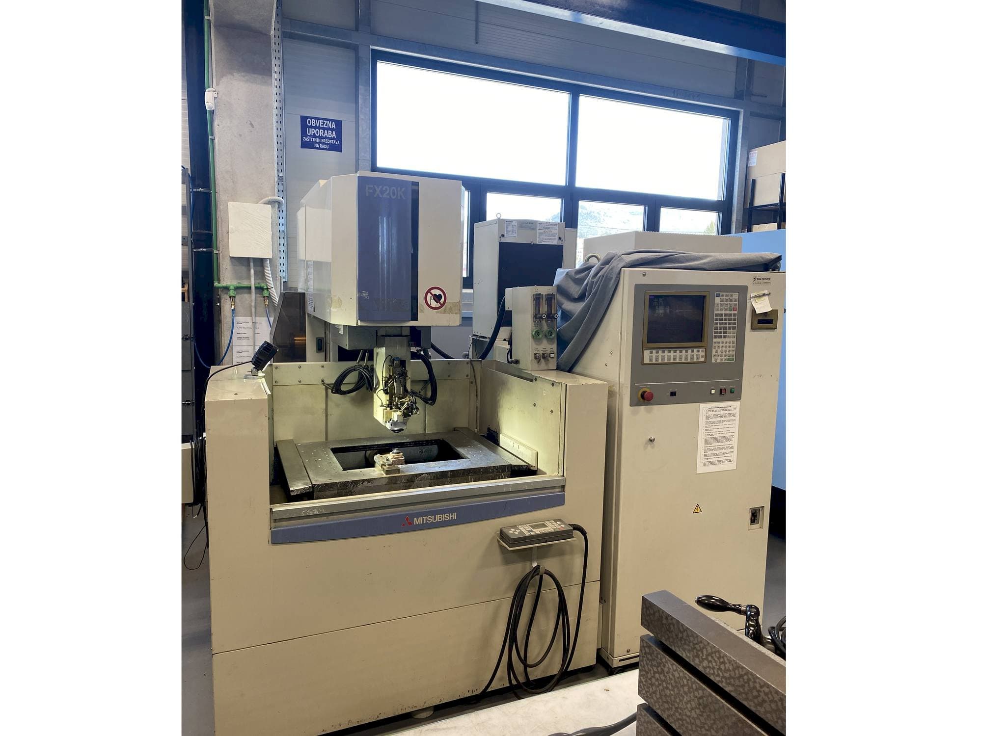 Koneen Mitsubishi FX20K etunäkymä