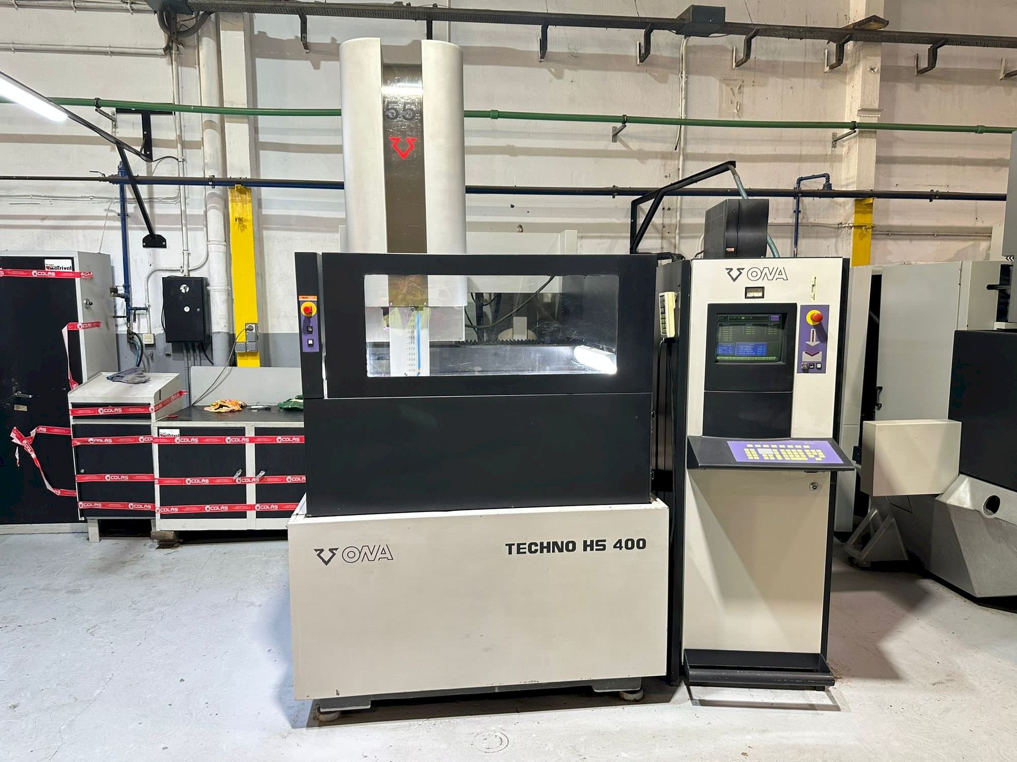 Koneen ONA HS 400 etunäkymä