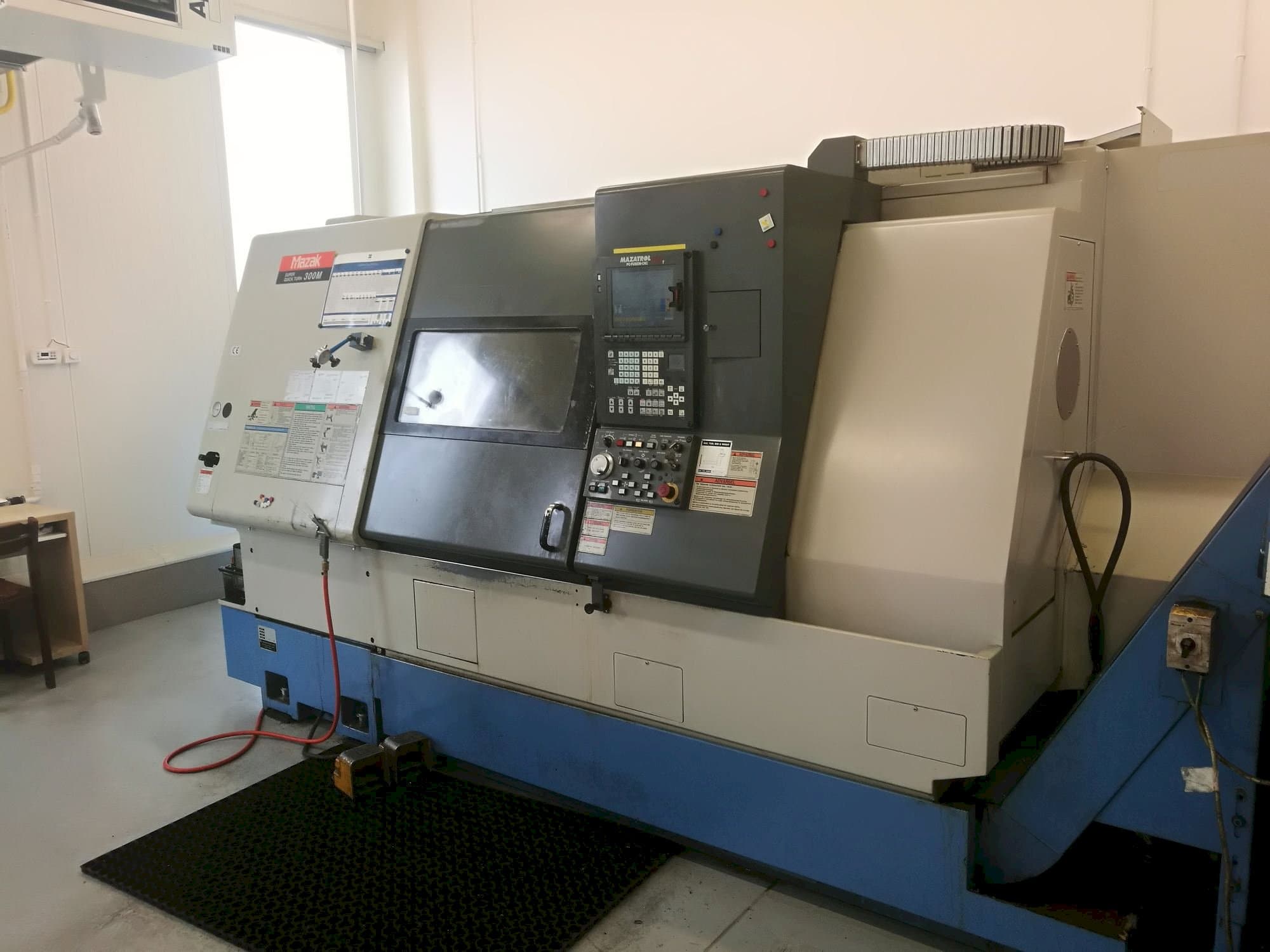 Koneen Mazak SQT-300M etunäkymä