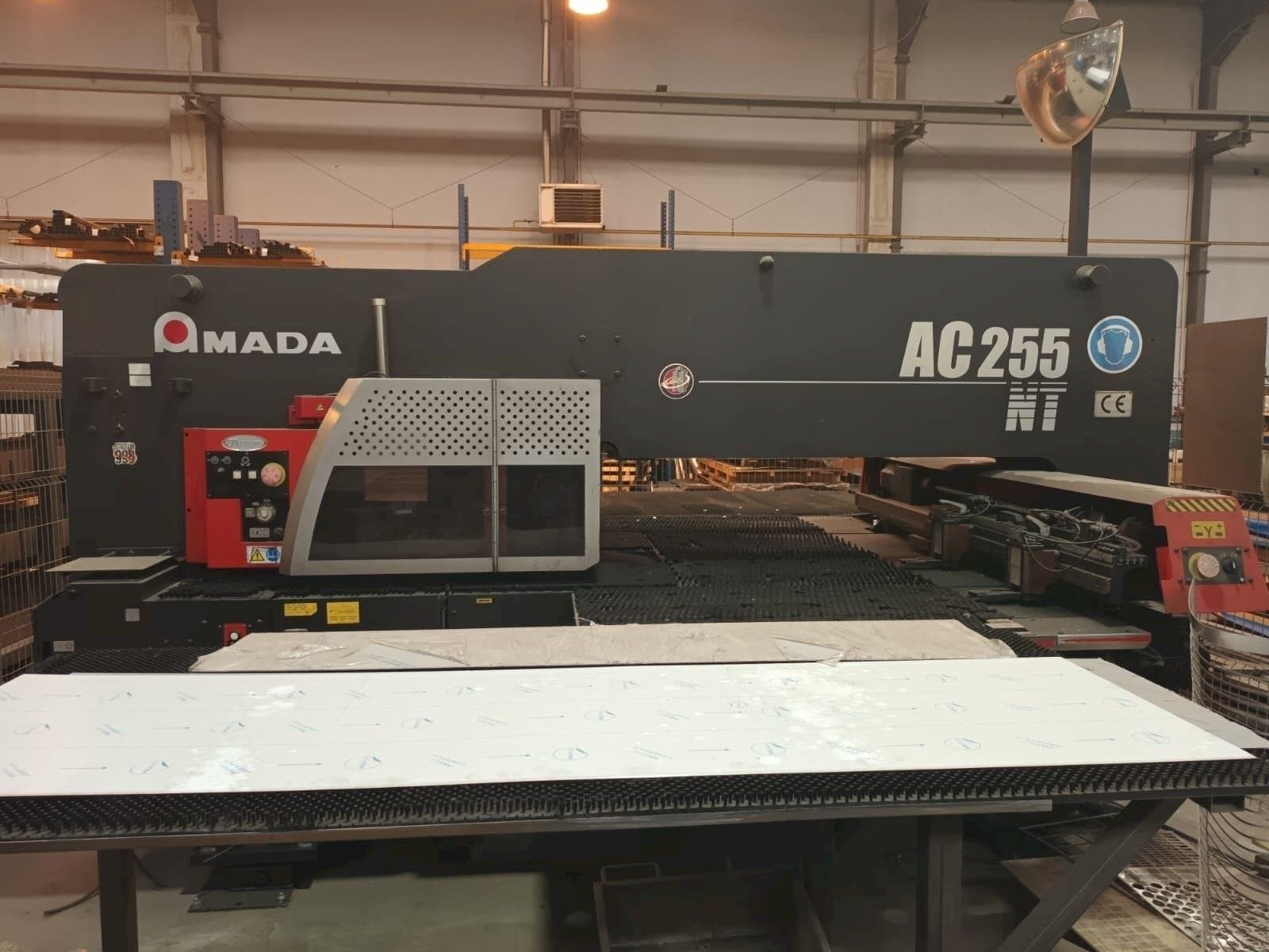 Koneen AMADA AC 255 NT etunäkymä
