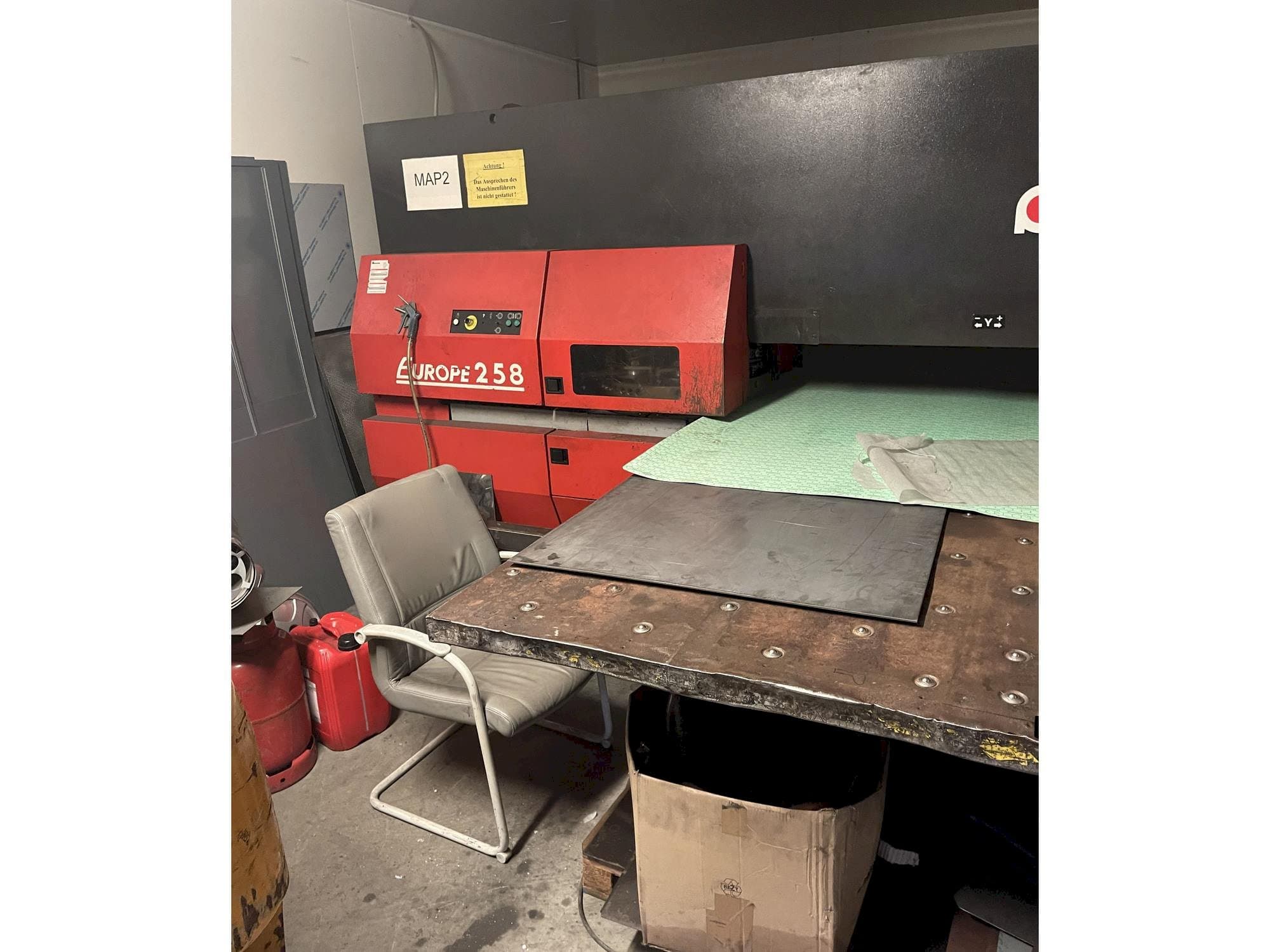 Koneen AMADA Europe 258 etunäkymä